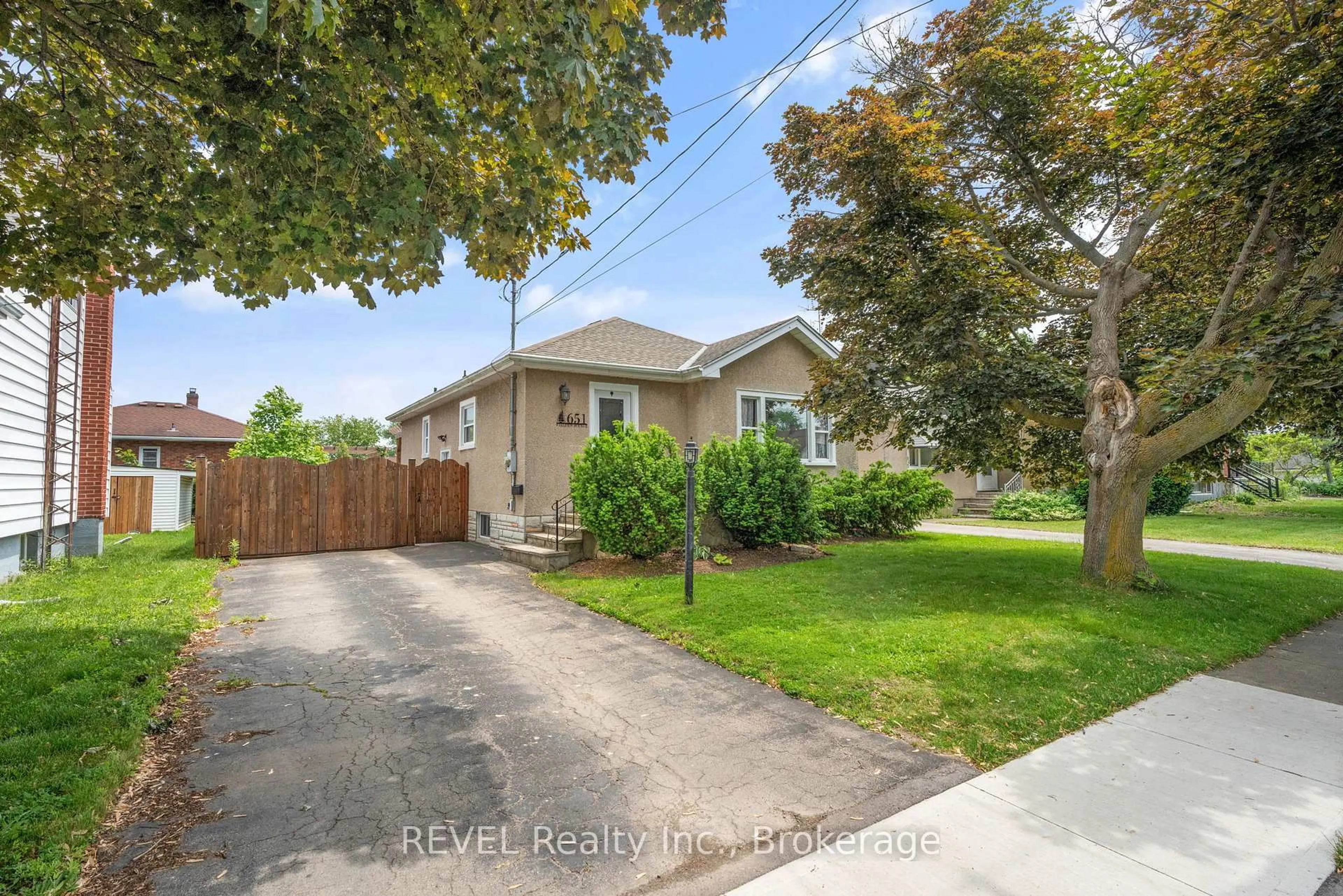 A pic from outside/outdoor area/front of a property/back of a property/a pic from drone, street for 651 Fielden Ave, Port Colborne Ontario L3K 4V7