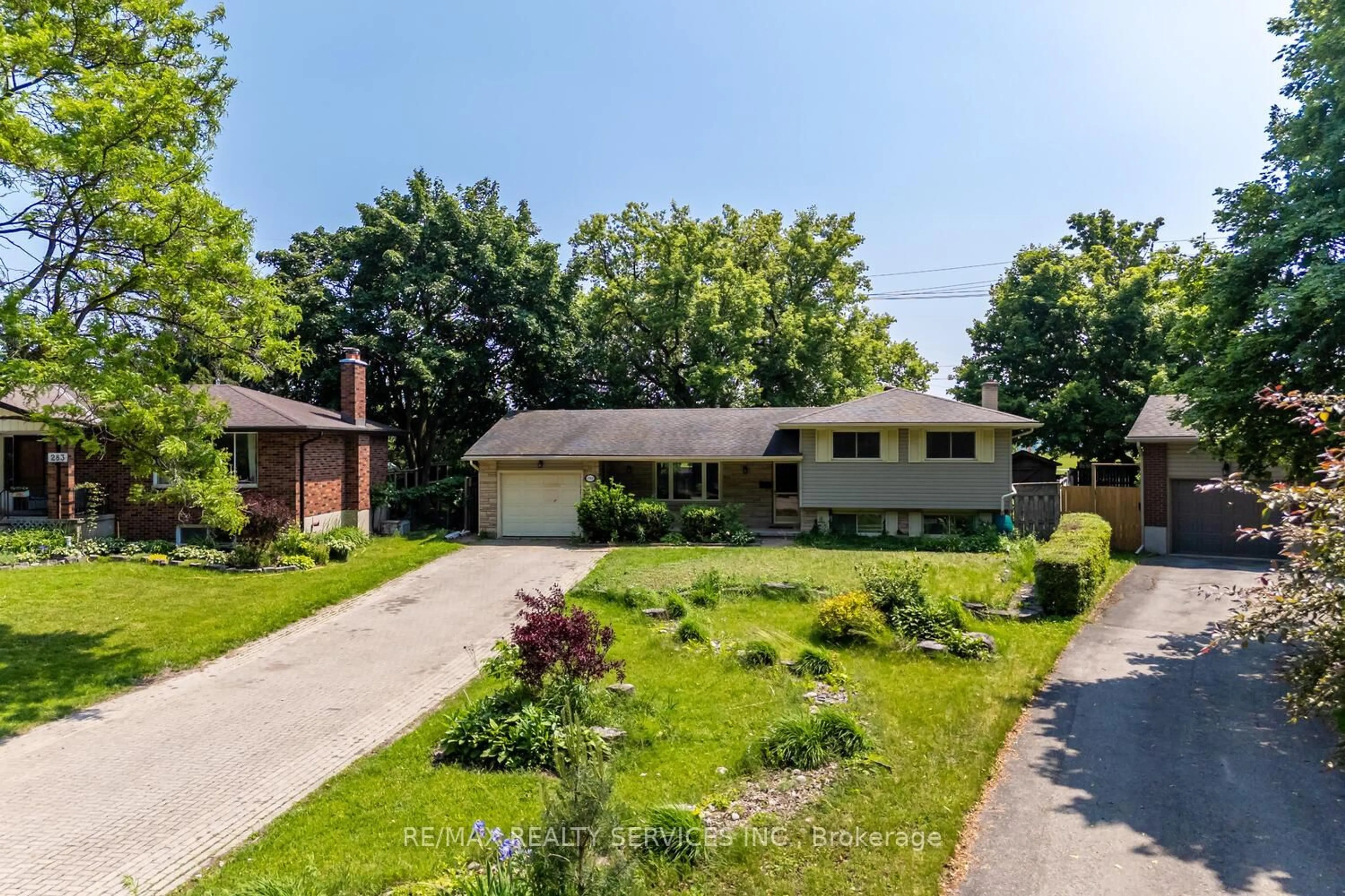 A pic from outside/outdoor area/front of a property/back of a property/a pic from drone, street for 285 Thorncrest Dr, Waterloo Ontario N2L 4L2