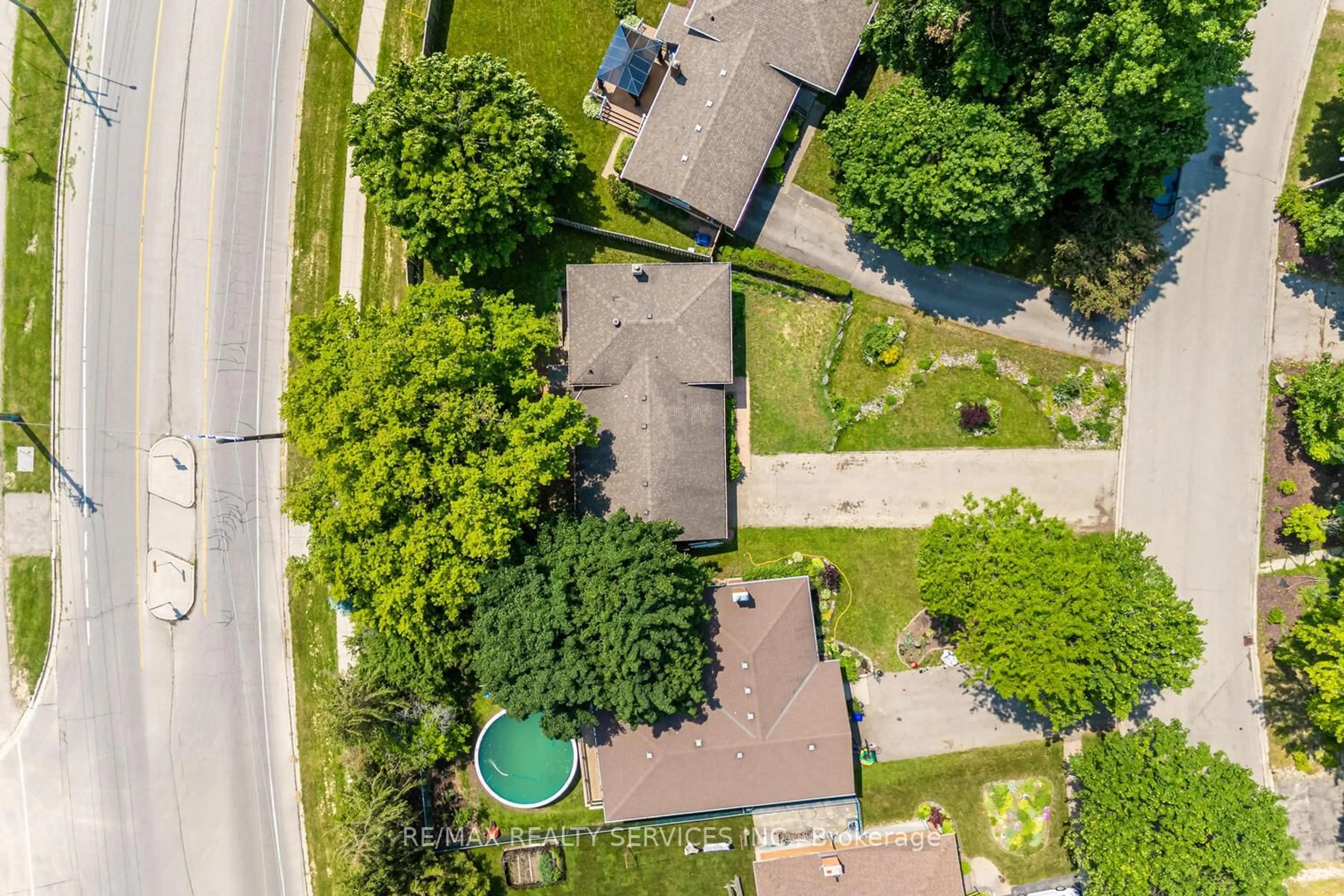 A pic from outside/outdoor area/front of a property/back of a property/a pic from drone, street for 285 Thorncrest Dr, Waterloo Ontario N2L 4L2