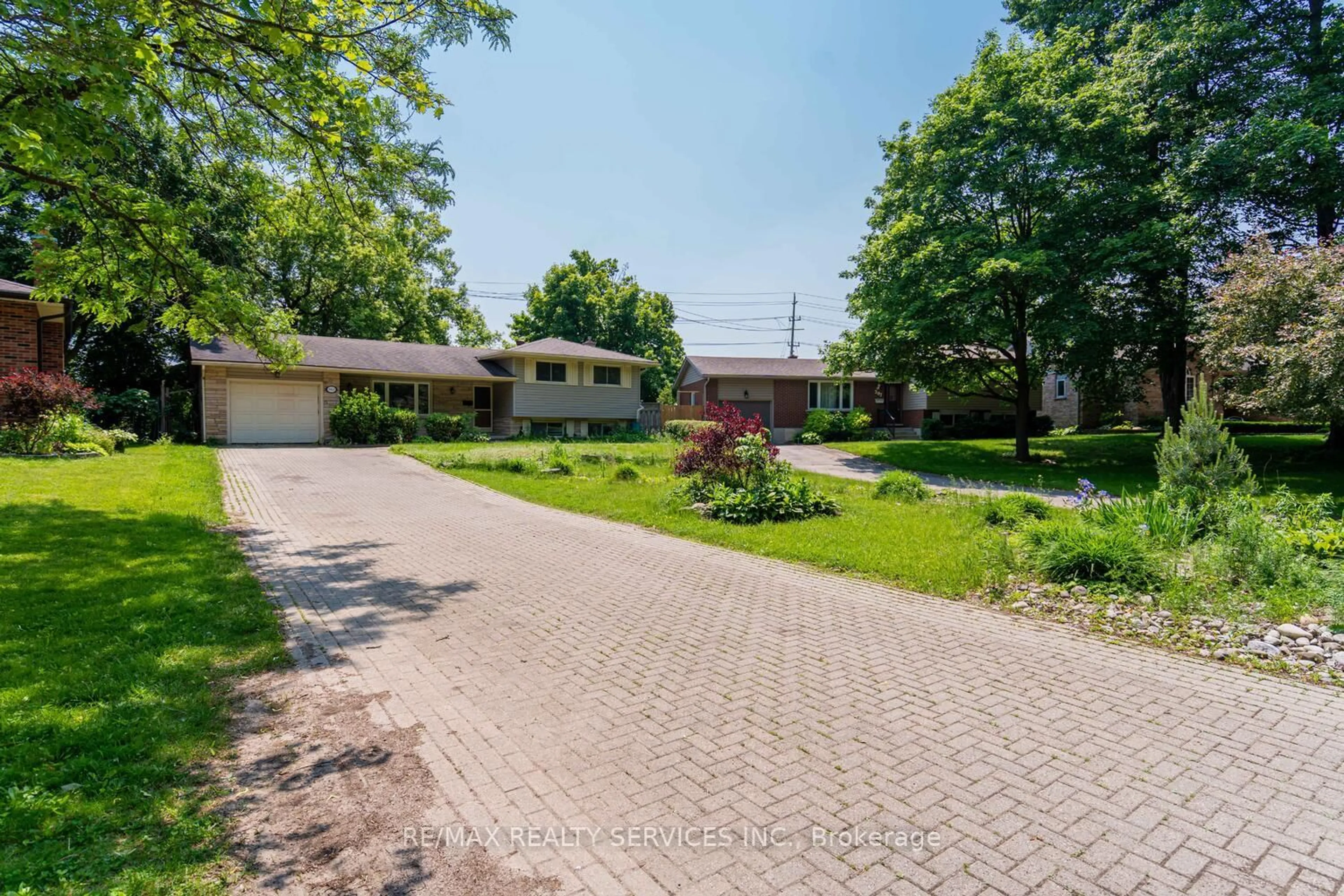 A pic from outside/outdoor area/front of a property/back of a property/a pic from drone, street for 285 Thorncrest Dr, Waterloo Ontario N2L 4L2