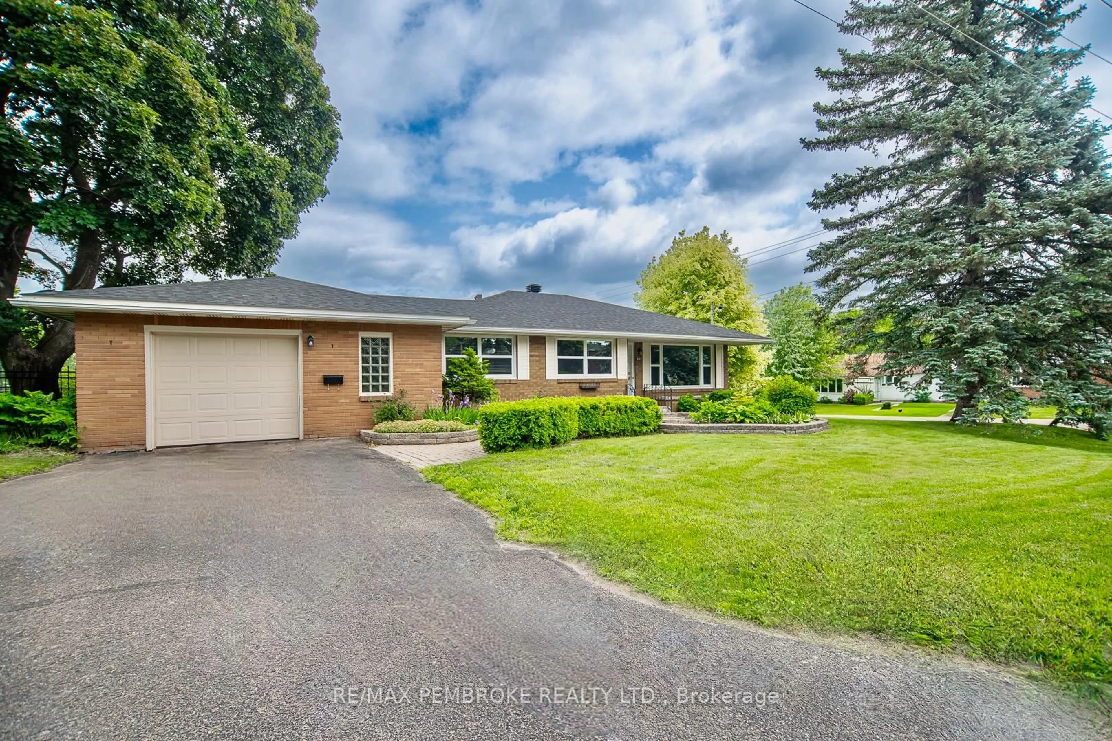 A pic from outside/outdoor area/front of a property/back of a property/a pic from drone, street for 545 Herbert St, Pembroke Ontario K8A 2Z7