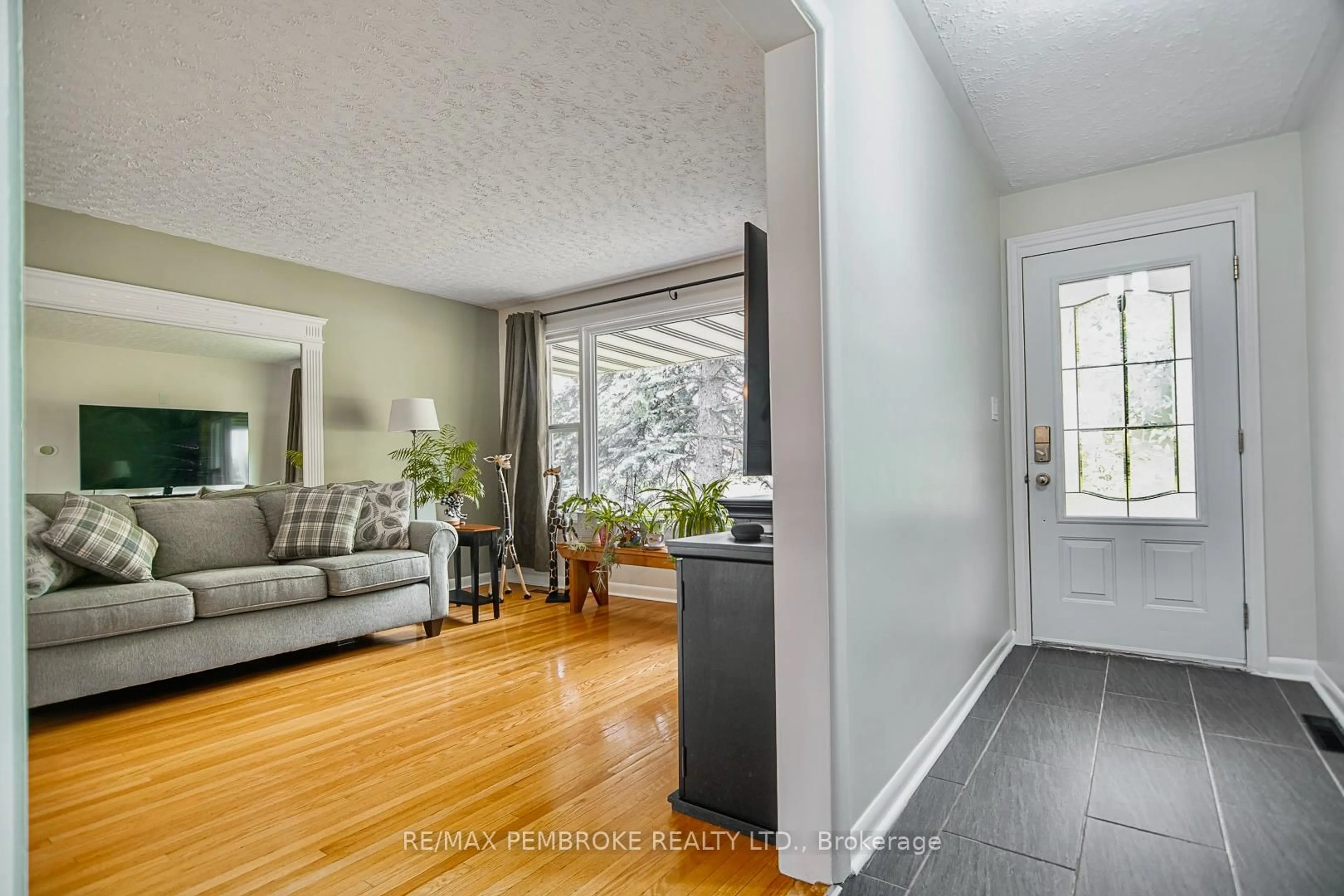 Indoor entryway for 545 Herbert St, Pembroke Ontario K8A 2Z7