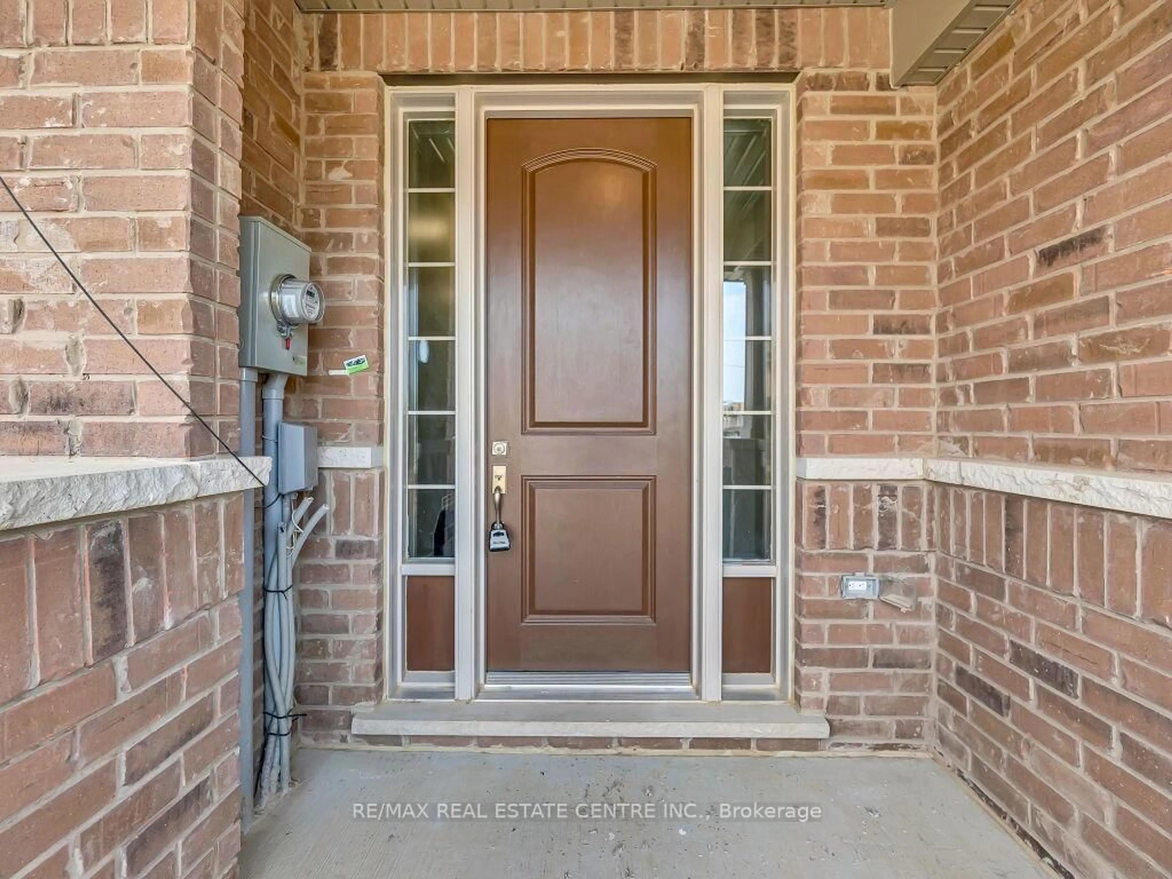 Indoor entryway for 30 Grassbourne Ave, Kitchener Ontario N2R 0R1