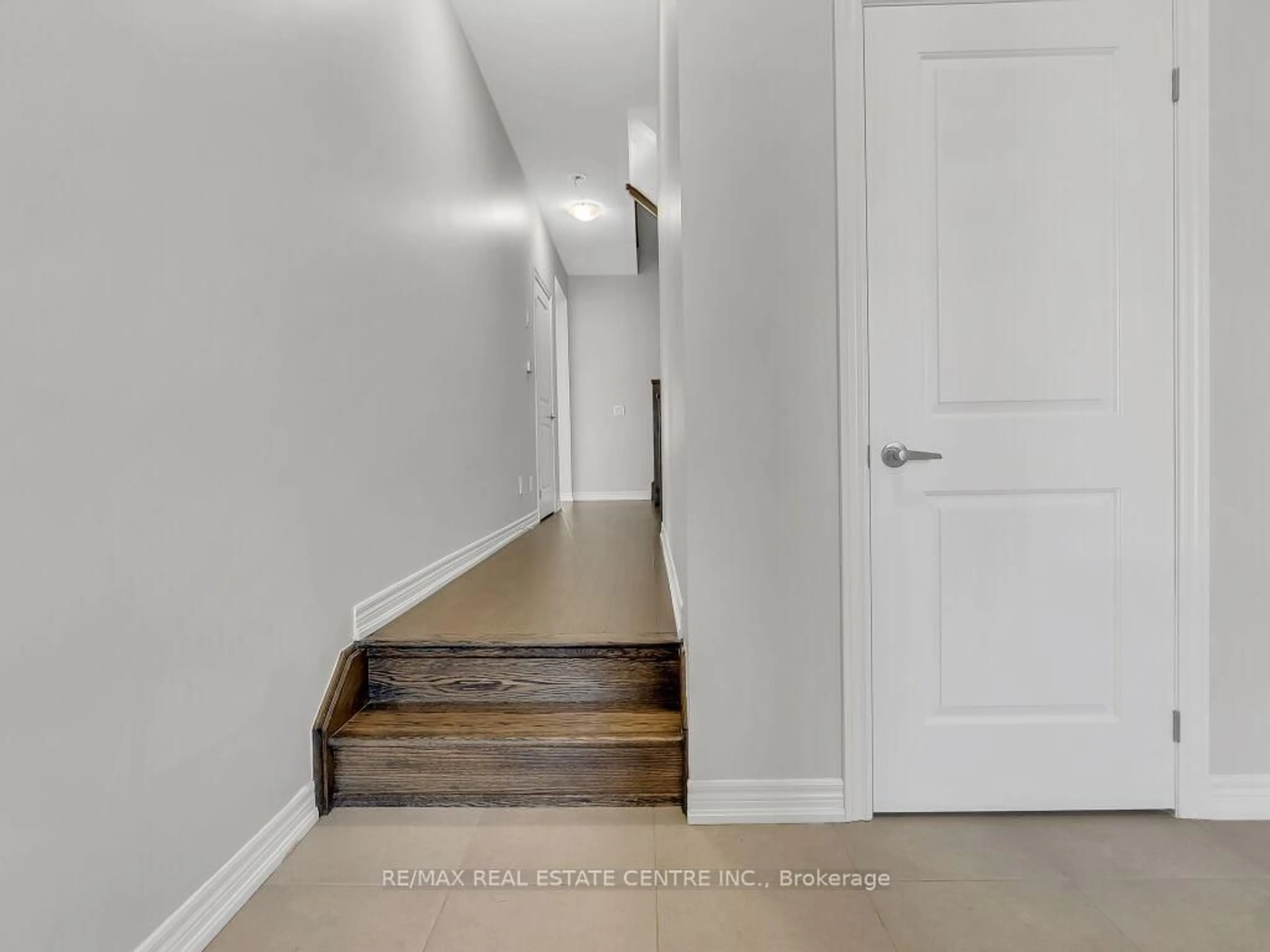 Indoor entryway for 30 Grassbourne Ave, Kitchener Ontario N2R 0R1
