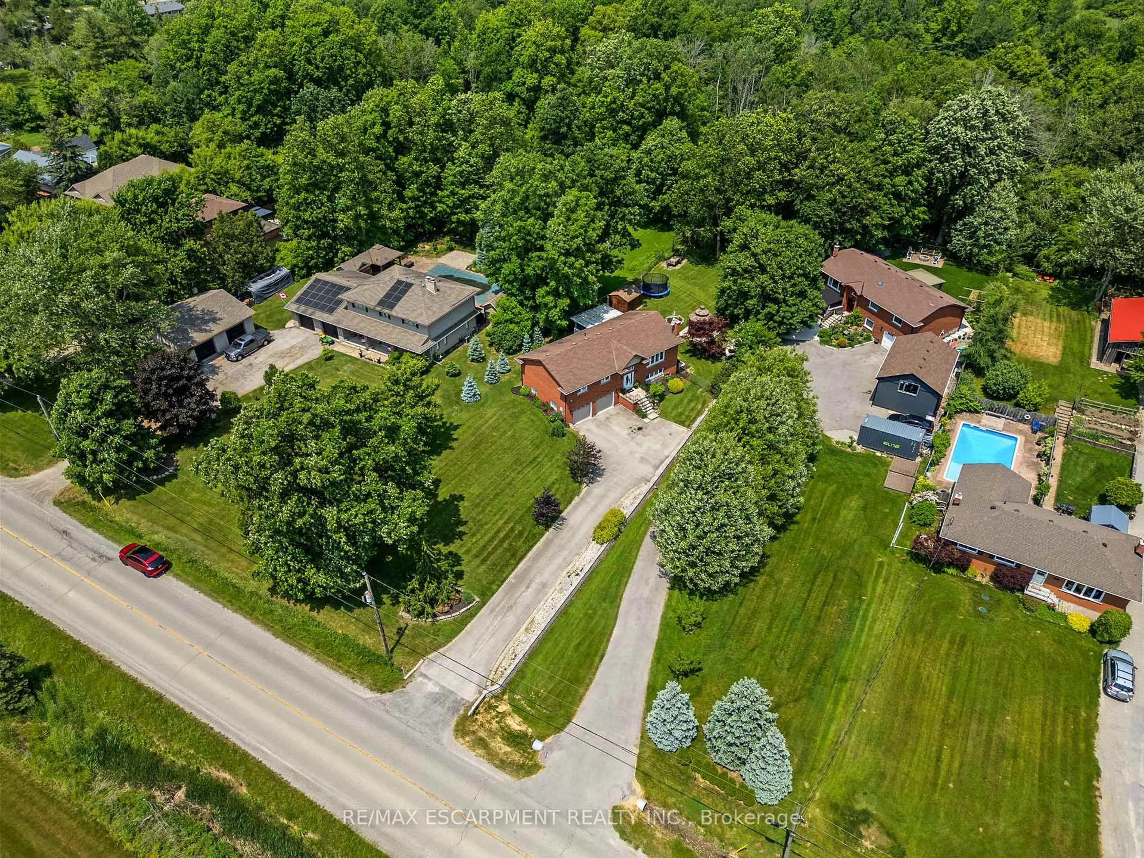A pic from outside/outdoor area/front of a property/back of a property/a pic from drone, street for 5126 Chippewa Rd, Hamilton Ontario L0R 1W0