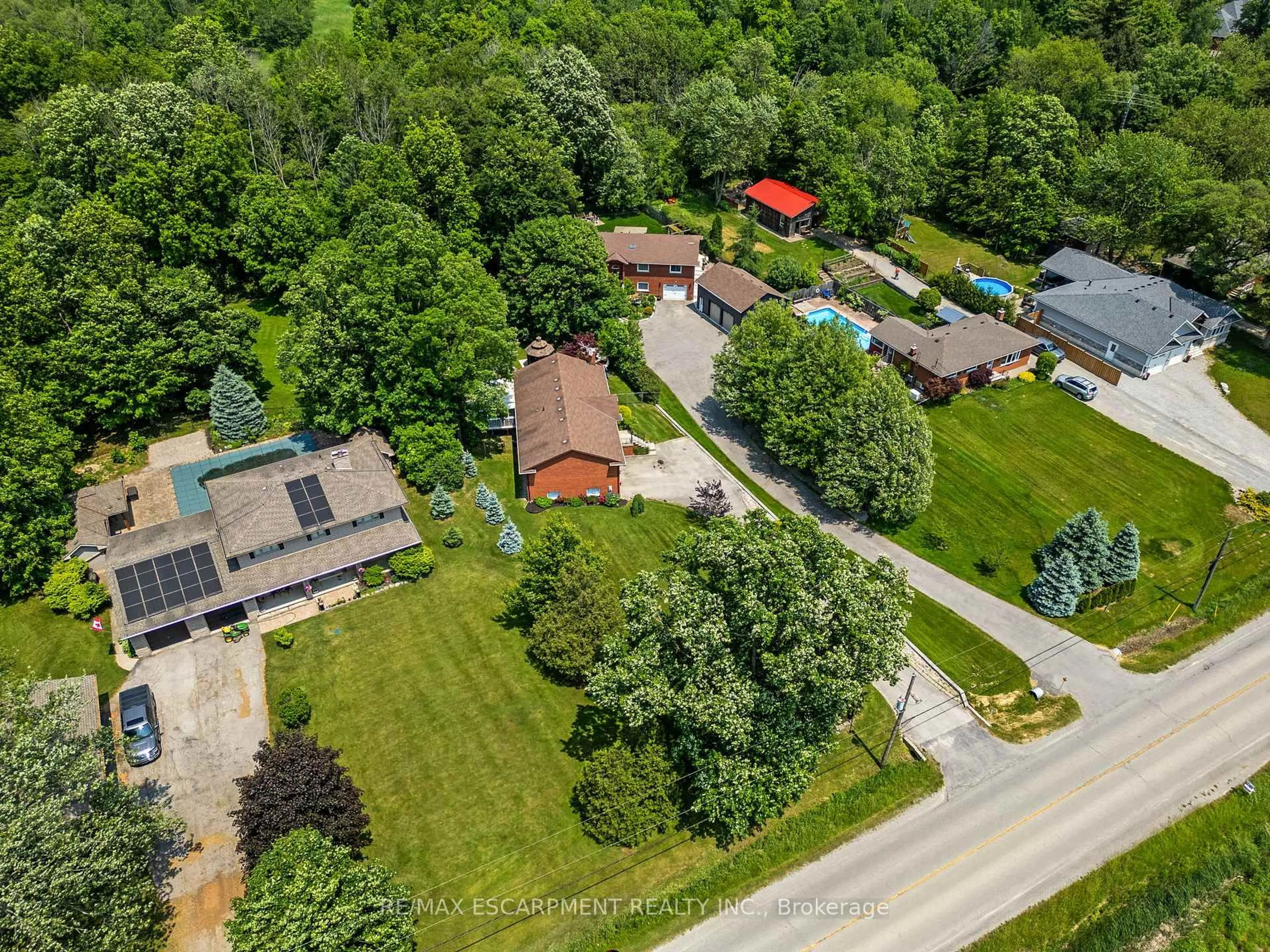 A pic from outside/outdoor area/front of a property/back of a property/a pic from drone, street for 5126 Chippewa Rd, Hamilton Ontario L0R 1W0