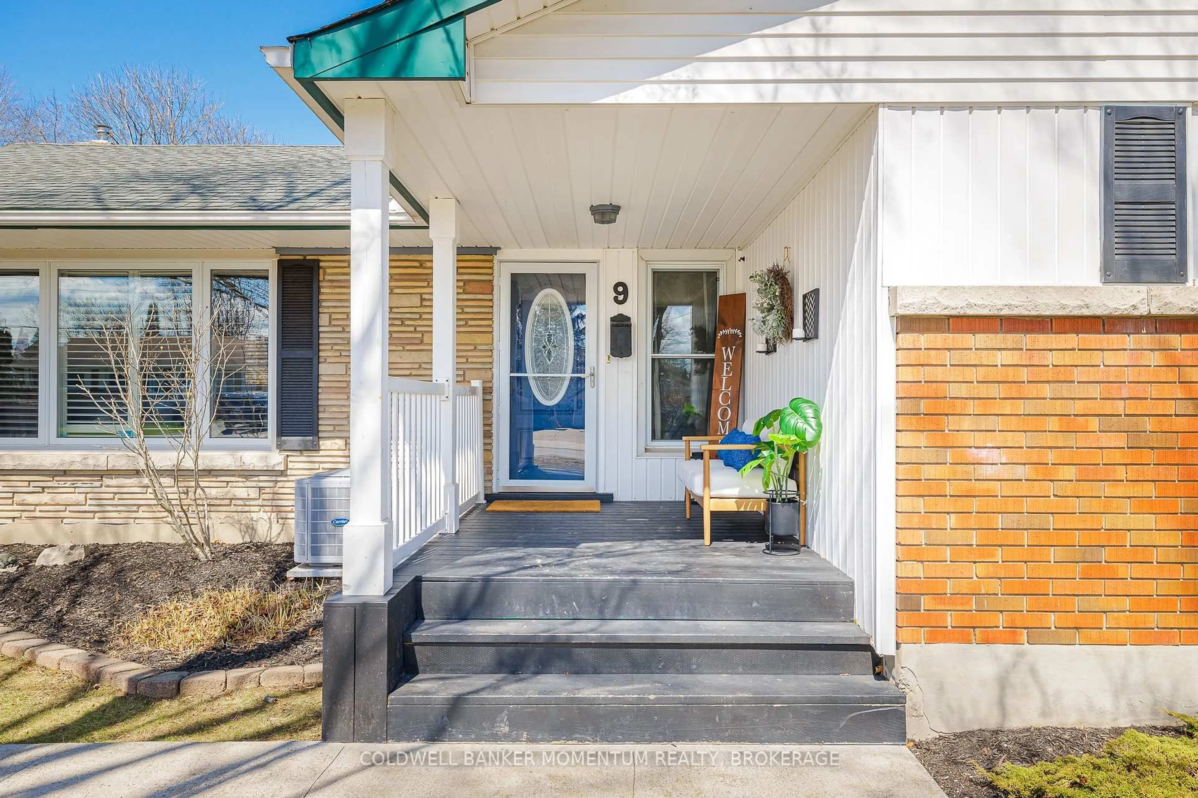 Indoor entryway for 9 Bessborough Dr, St. Catharines Ontario L2M 3G3