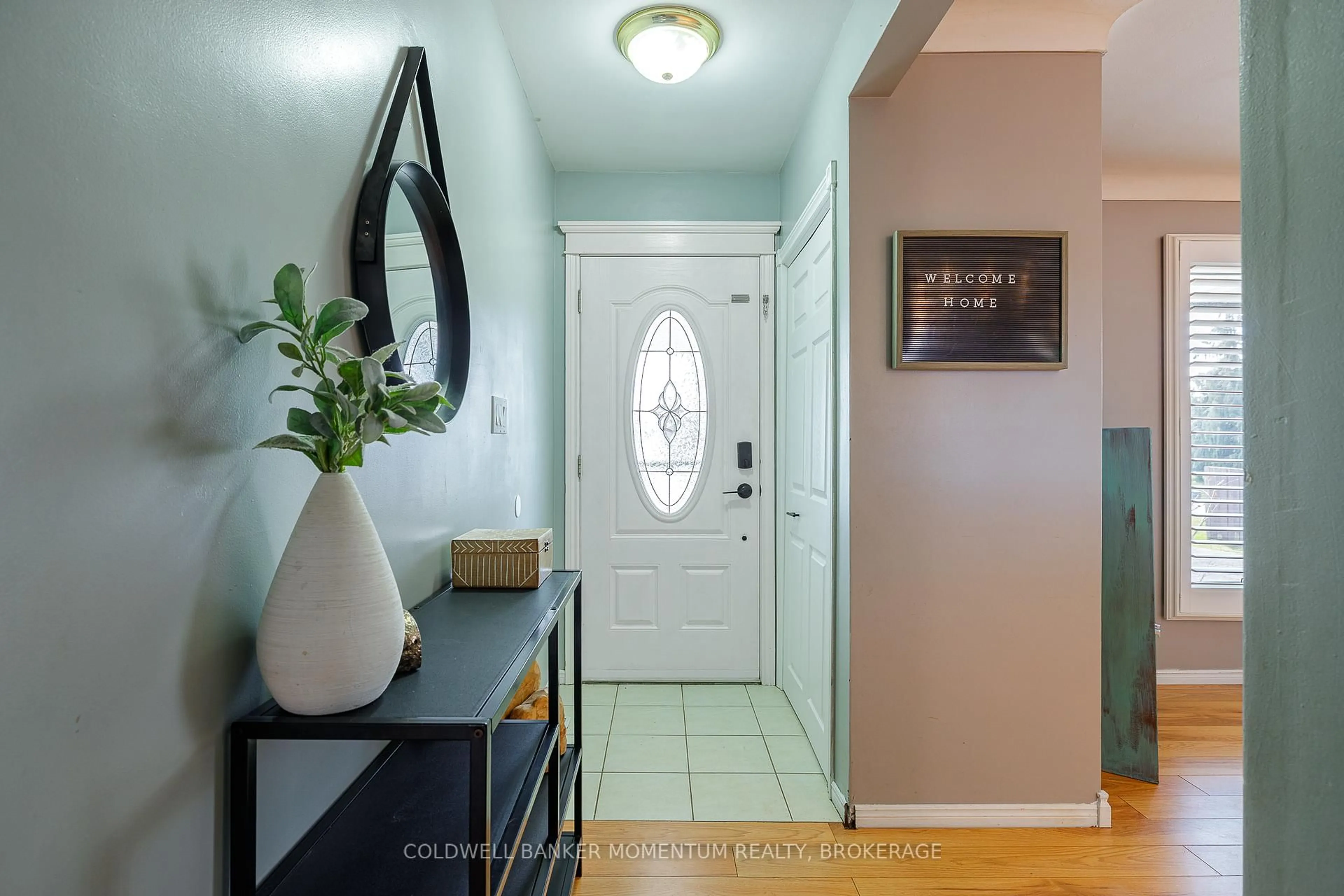 Indoor entryway for 9 Bessborough Dr, St. Catharines Ontario L2M 3G3
