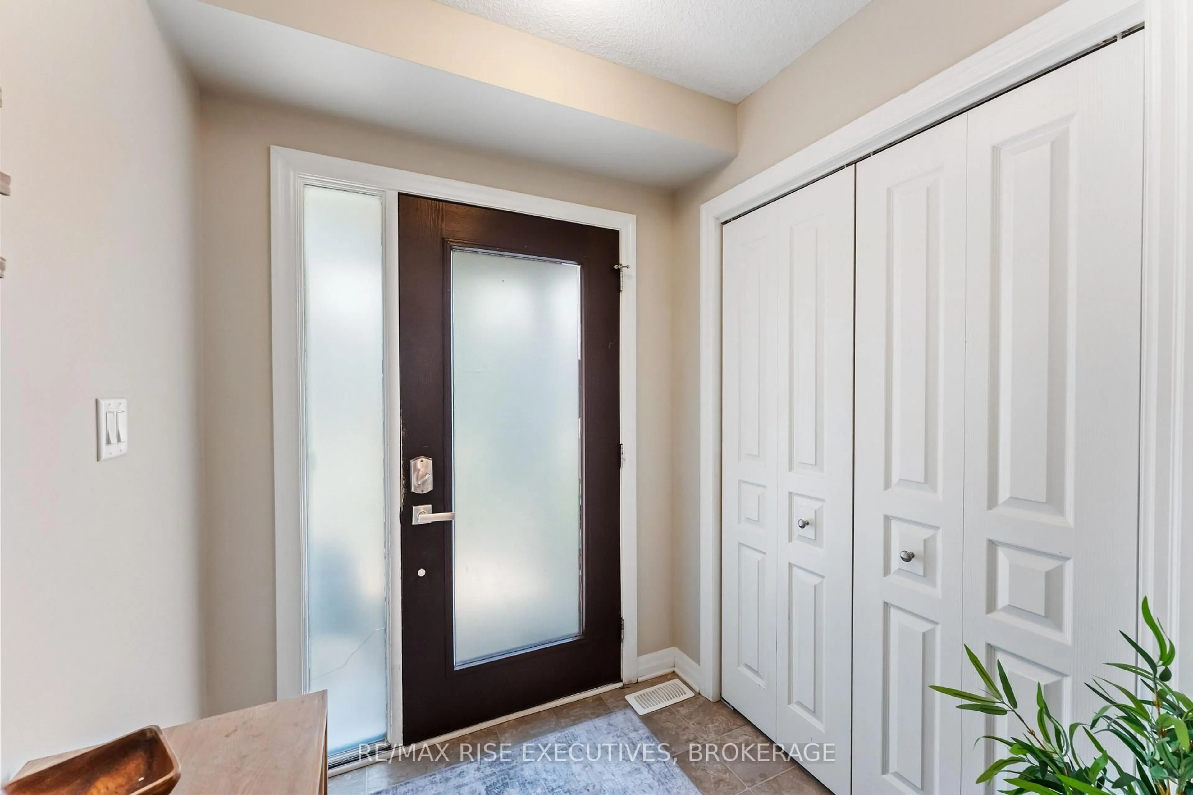 Indoor entryway for 204 Clipper Crt, Kingston Ontario K7K 0E8