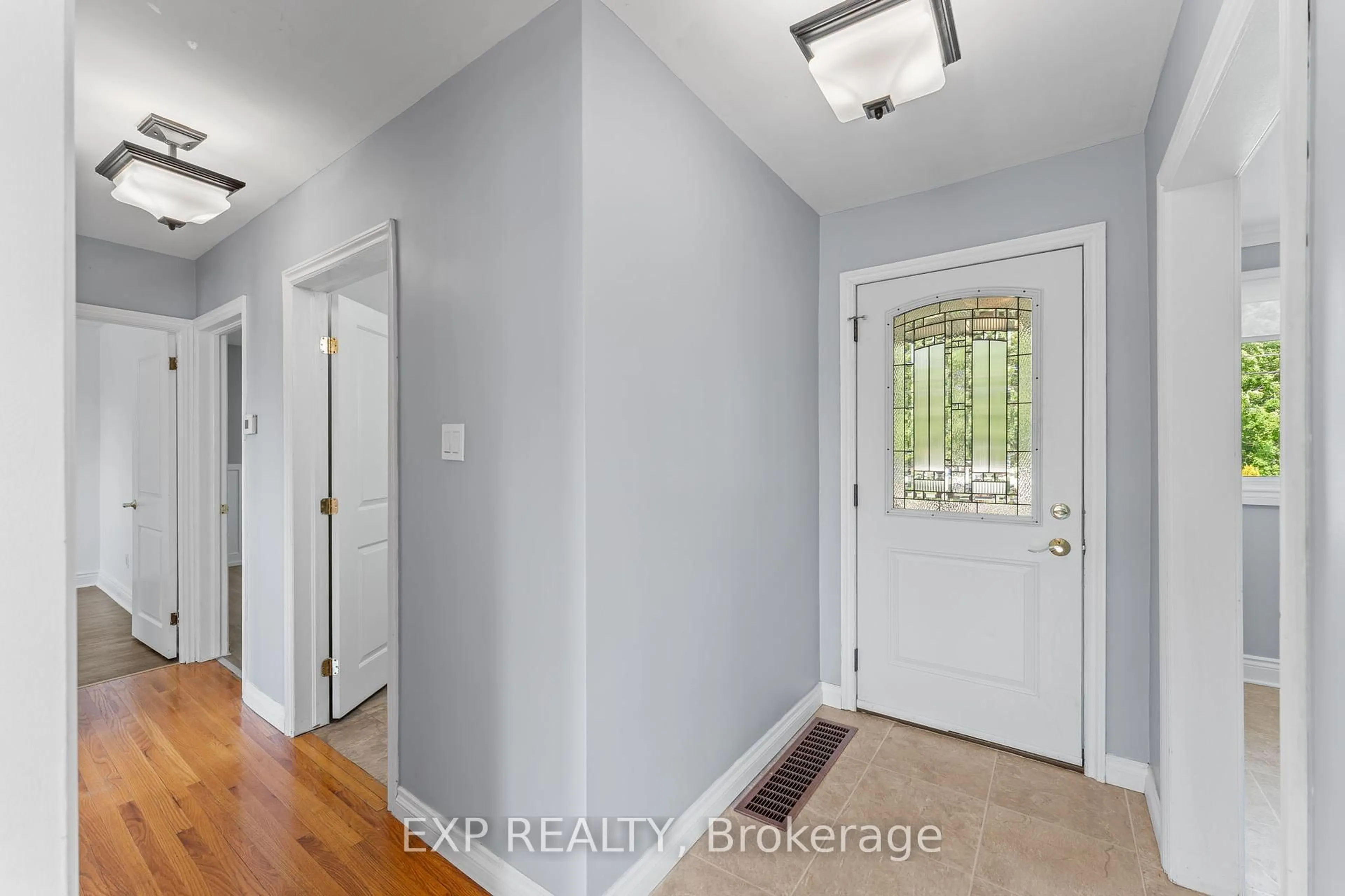 Indoor entryway for 450 Coronation Blvd, Amherstview Ontario K7M 5P9