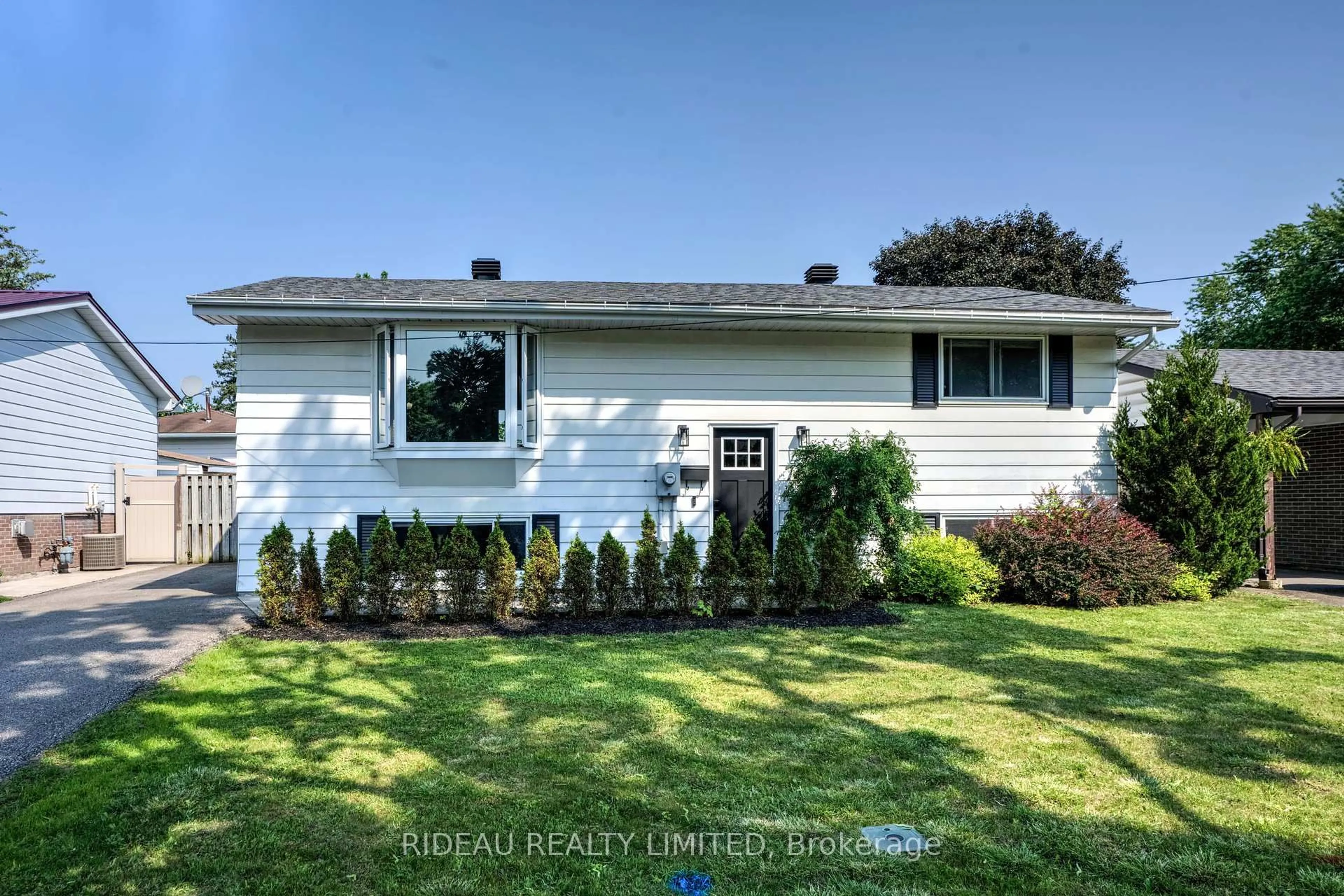Home with vinyl exterior material, street for 701 Laurier Blvd, Brockville Ontario K6V 5Y3