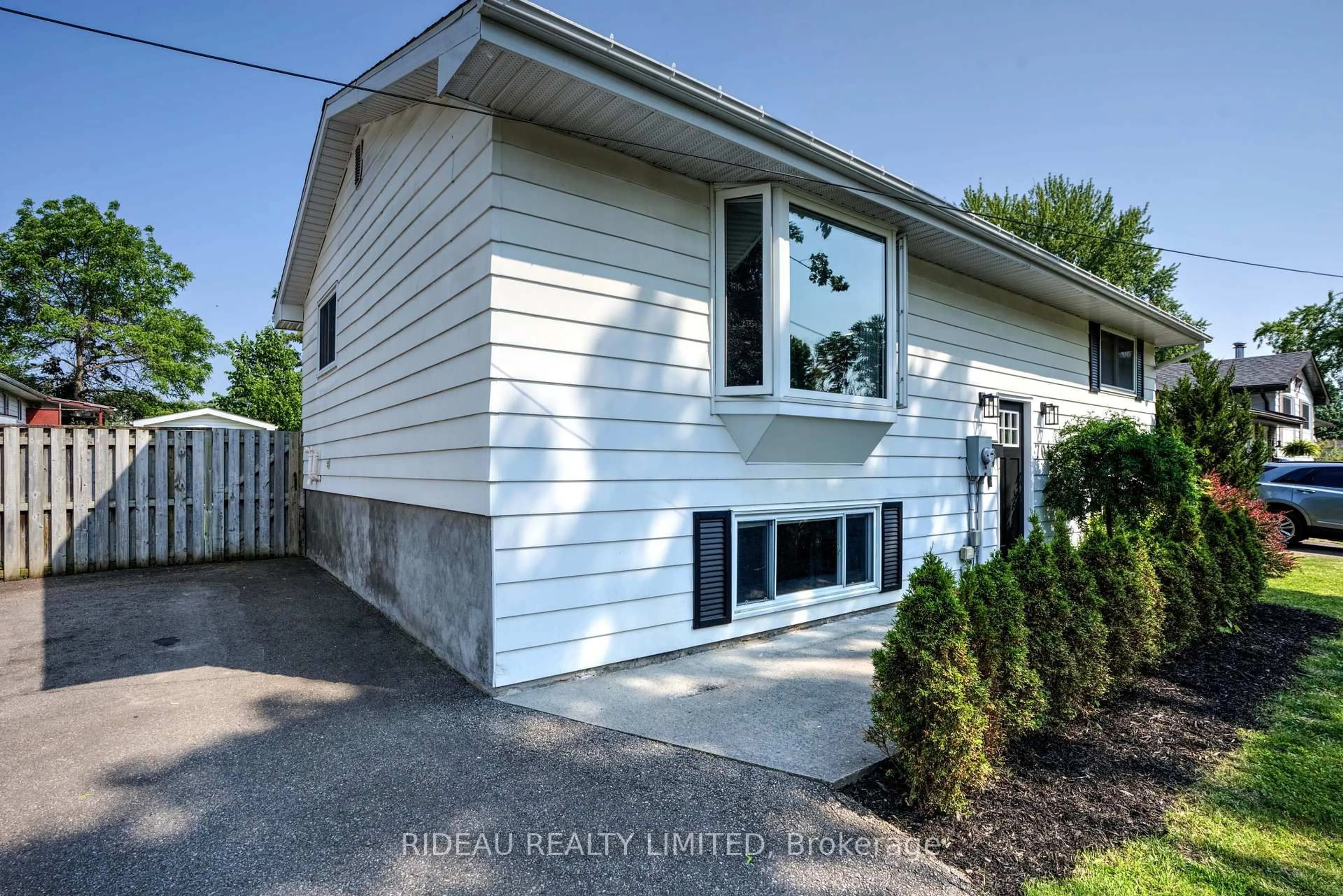 Home with vinyl exterior material, street for 701 Laurier Blvd, Brockville Ontario K6V 5Y3