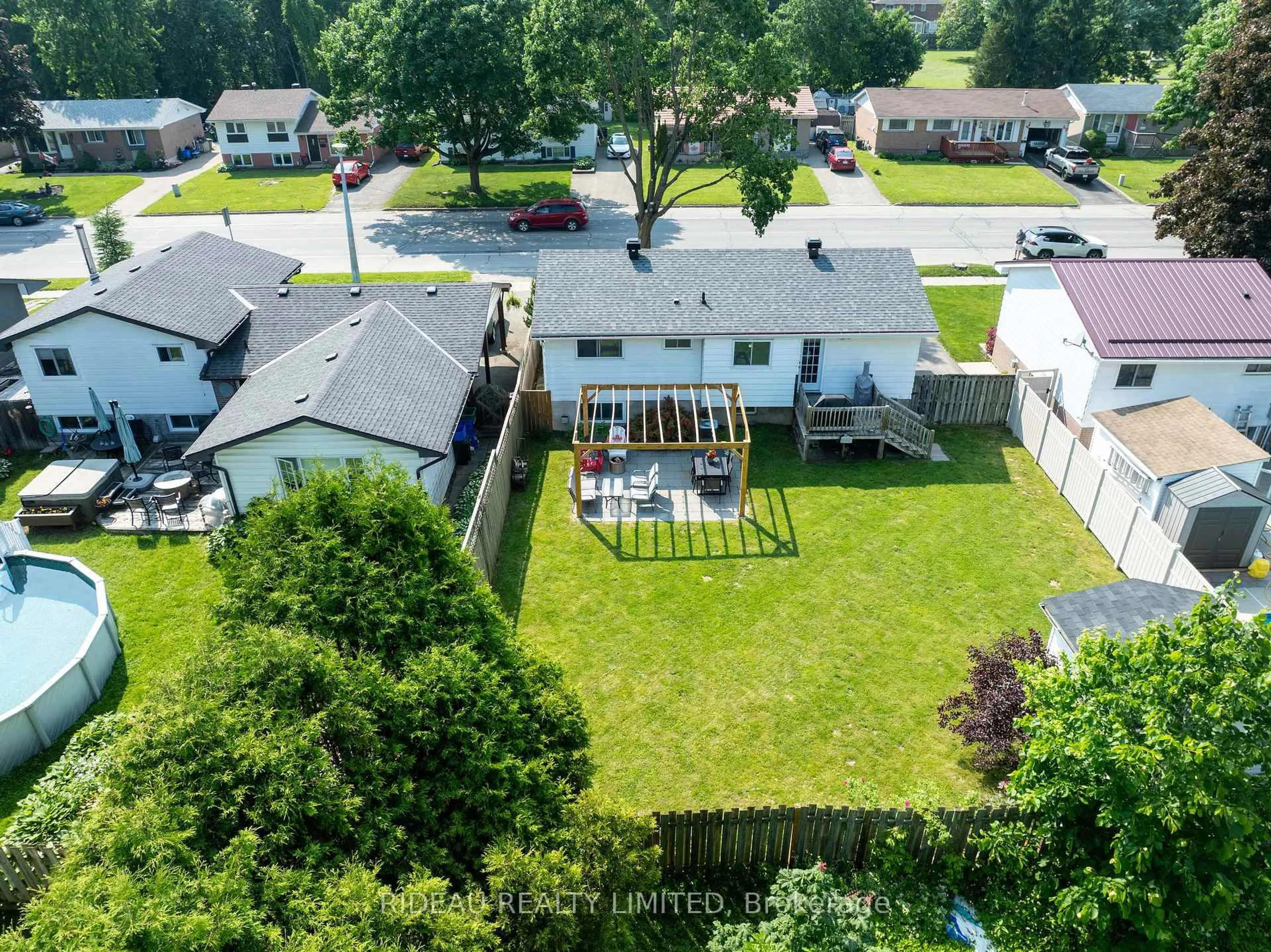 A pic from outside/outdoor area/front of a property/back of a property/a pic from drone, street for 701 Laurier Blvd, Brockville Ontario K6V 5Y3