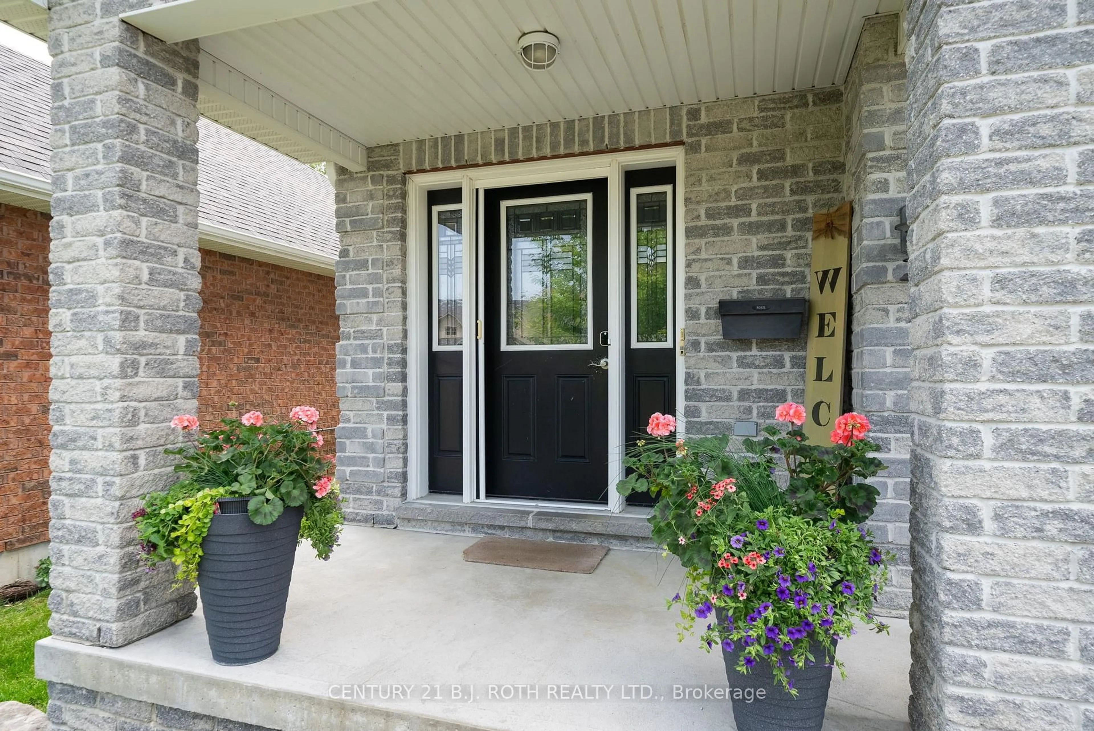 Indoor entryway for 98 Laurent Blvd, Kawartha Lakes Ontario K9V 0G8