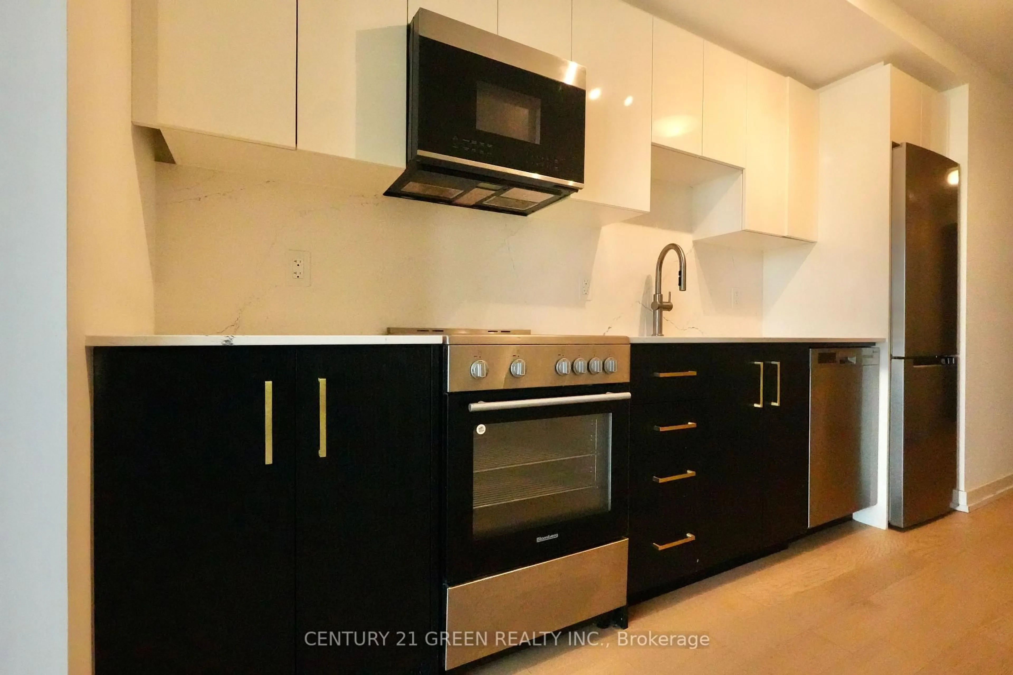 Standard kitchen, unknown for 15 Wellington St #703, Kitchener Ontario N2G 0E4