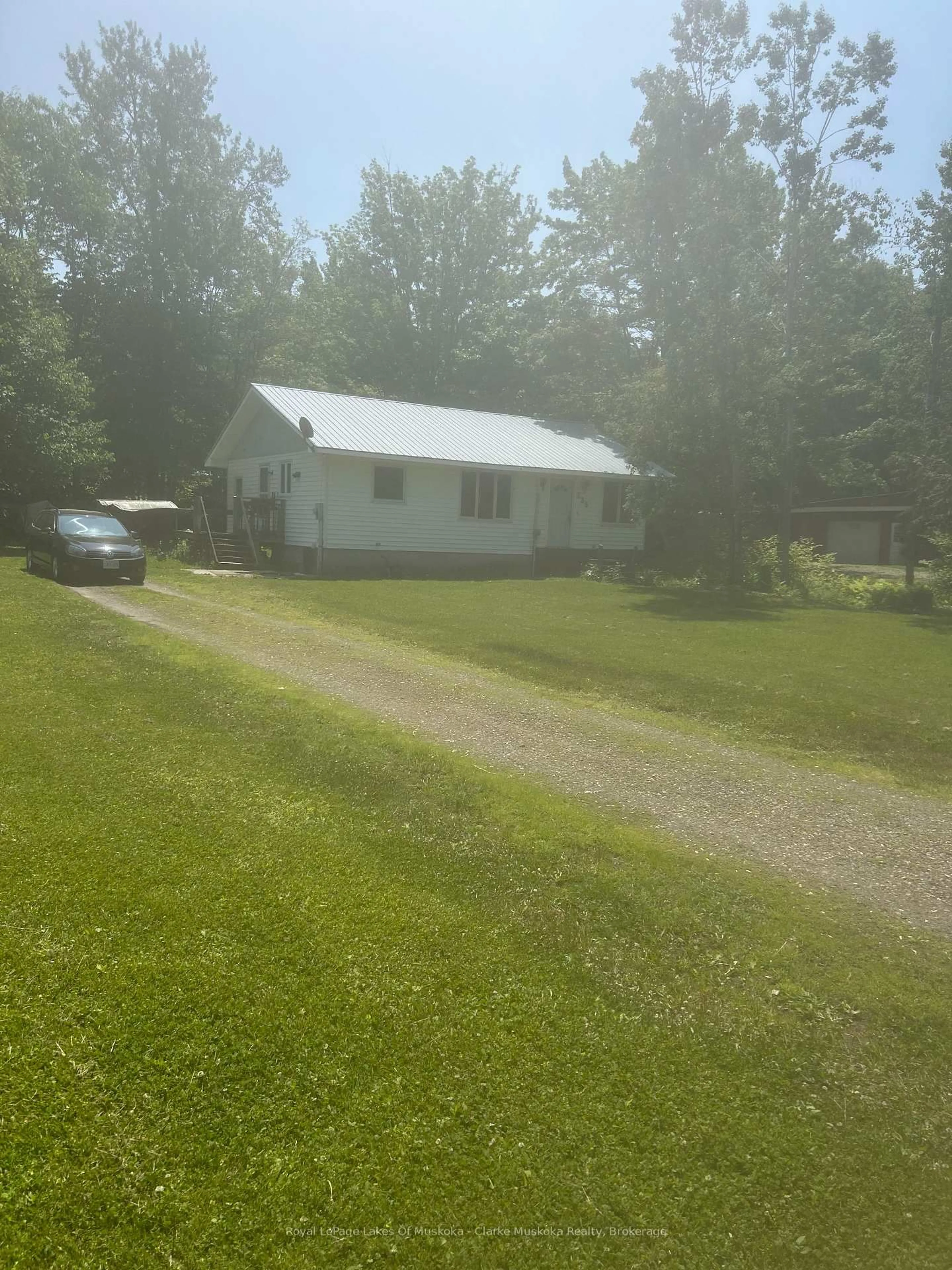 A pic from outside/outdoor area/front of a property/back of a property/a pic from drone, unknown for 535 James St, Gravenhurst Ontario P1P 1P4