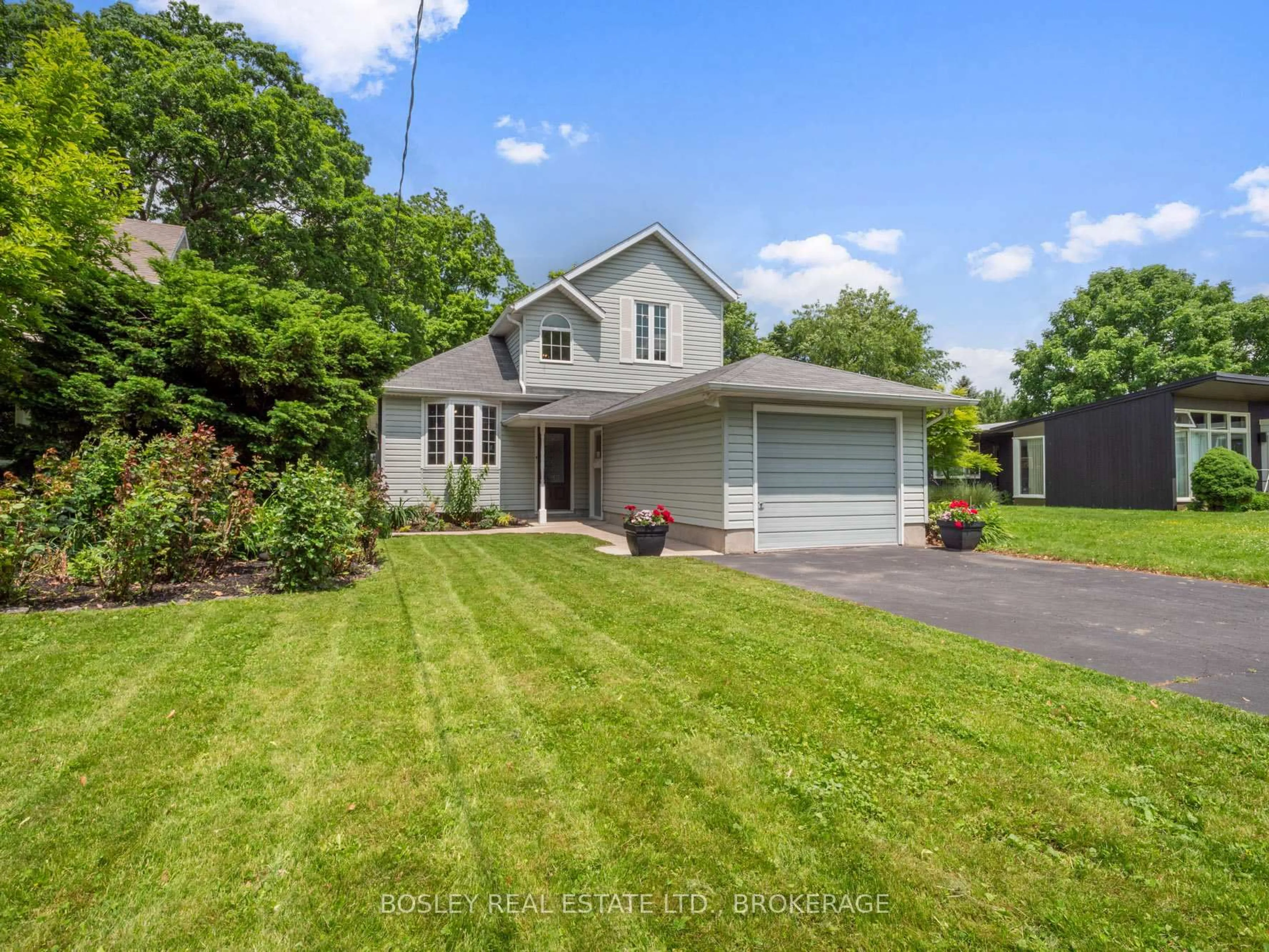 A pic from outside/outdoor area/front of a property/back of a property/a pic from drone, street for 48 Henley Dr, St. Catharines Ontario L2N 4A9