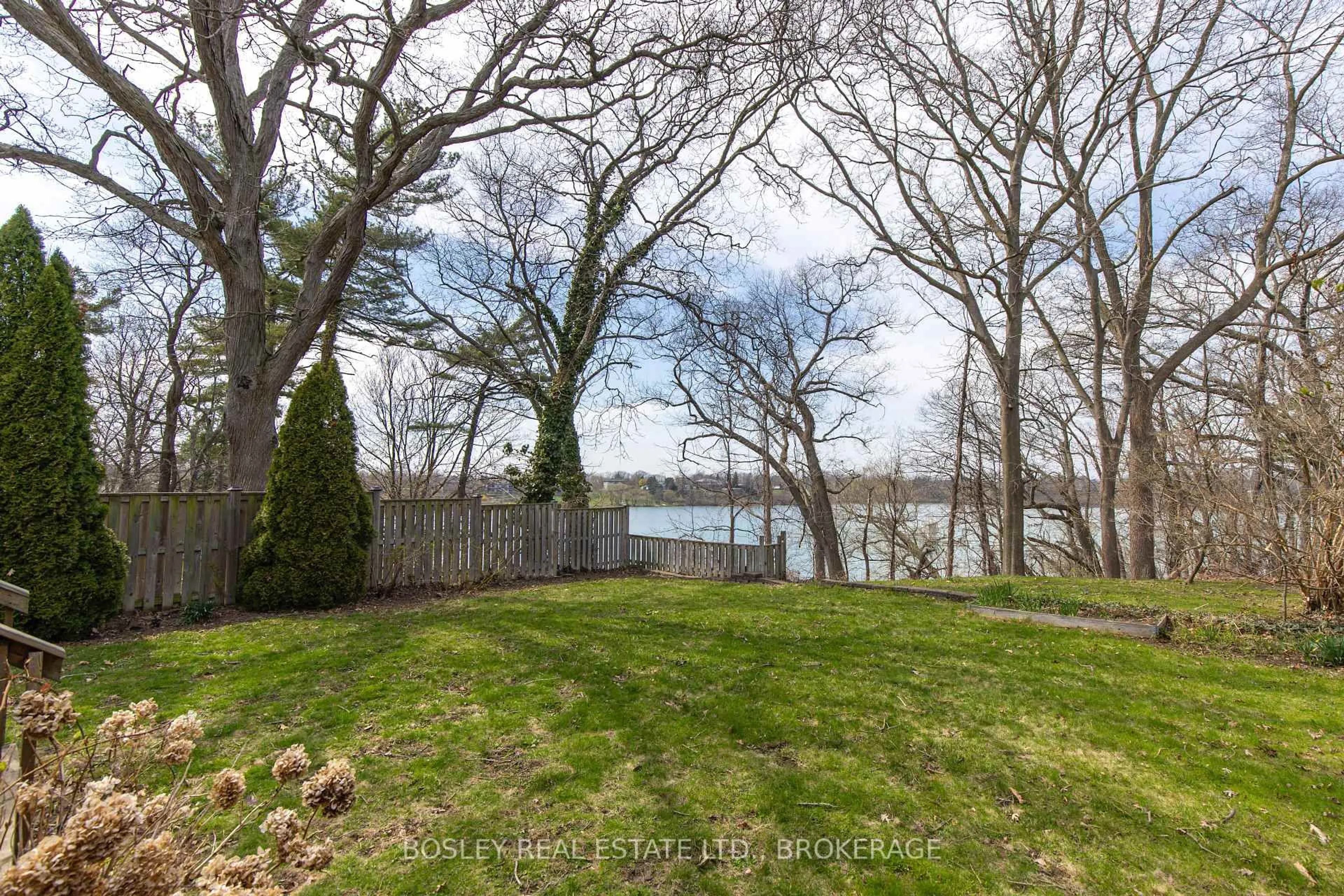 A pic from outside/outdoor area/front of a property/back of a property/a pic from drone, water/lake/river/ocean view for 48 Henley Dr, St. Catharines Ontario L2N 4A9