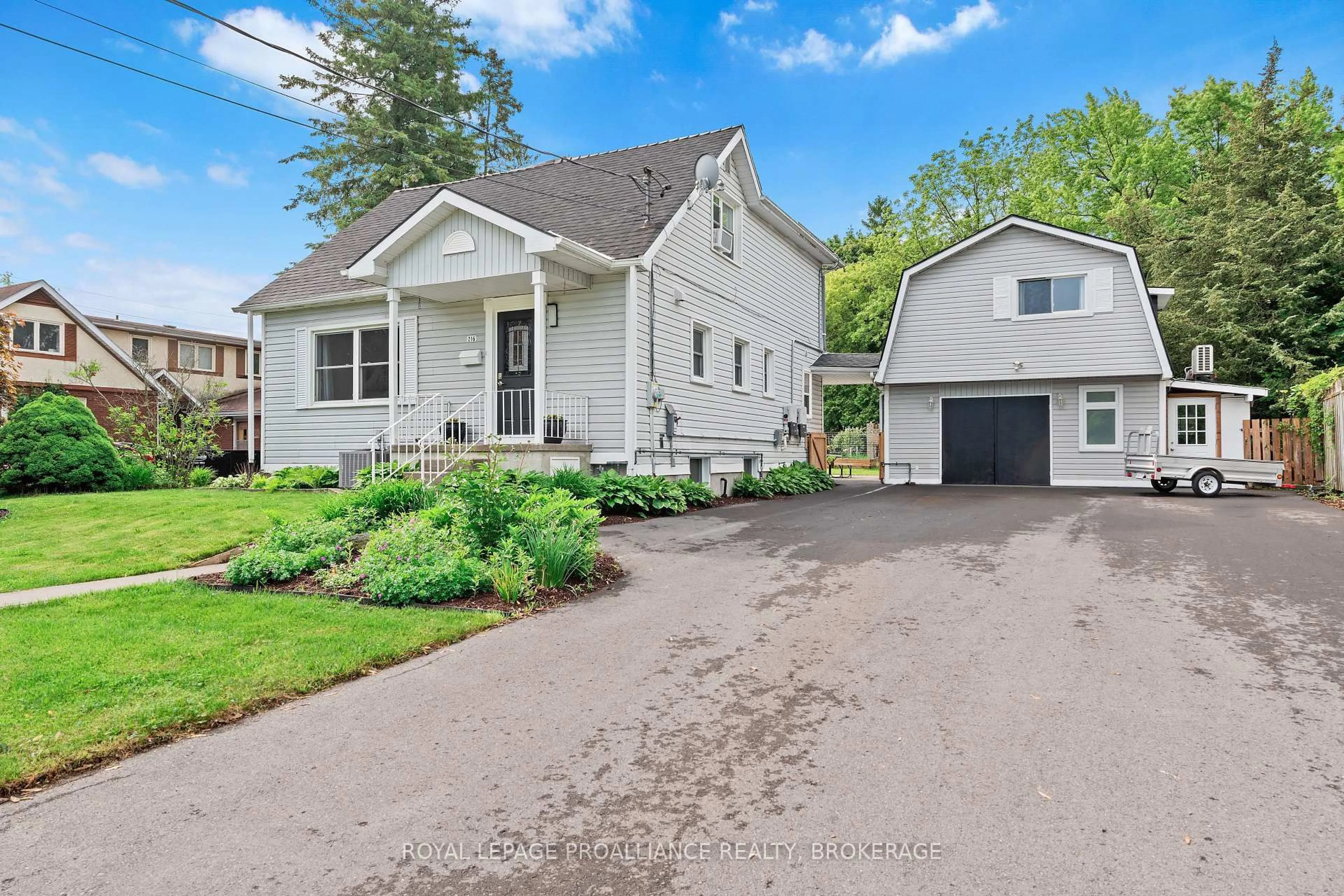A pic from outside/outdoor area/front of a property/back of a property/a pic from drone, street for 216 Phillips St, Kingston Ontario K7M 3A1