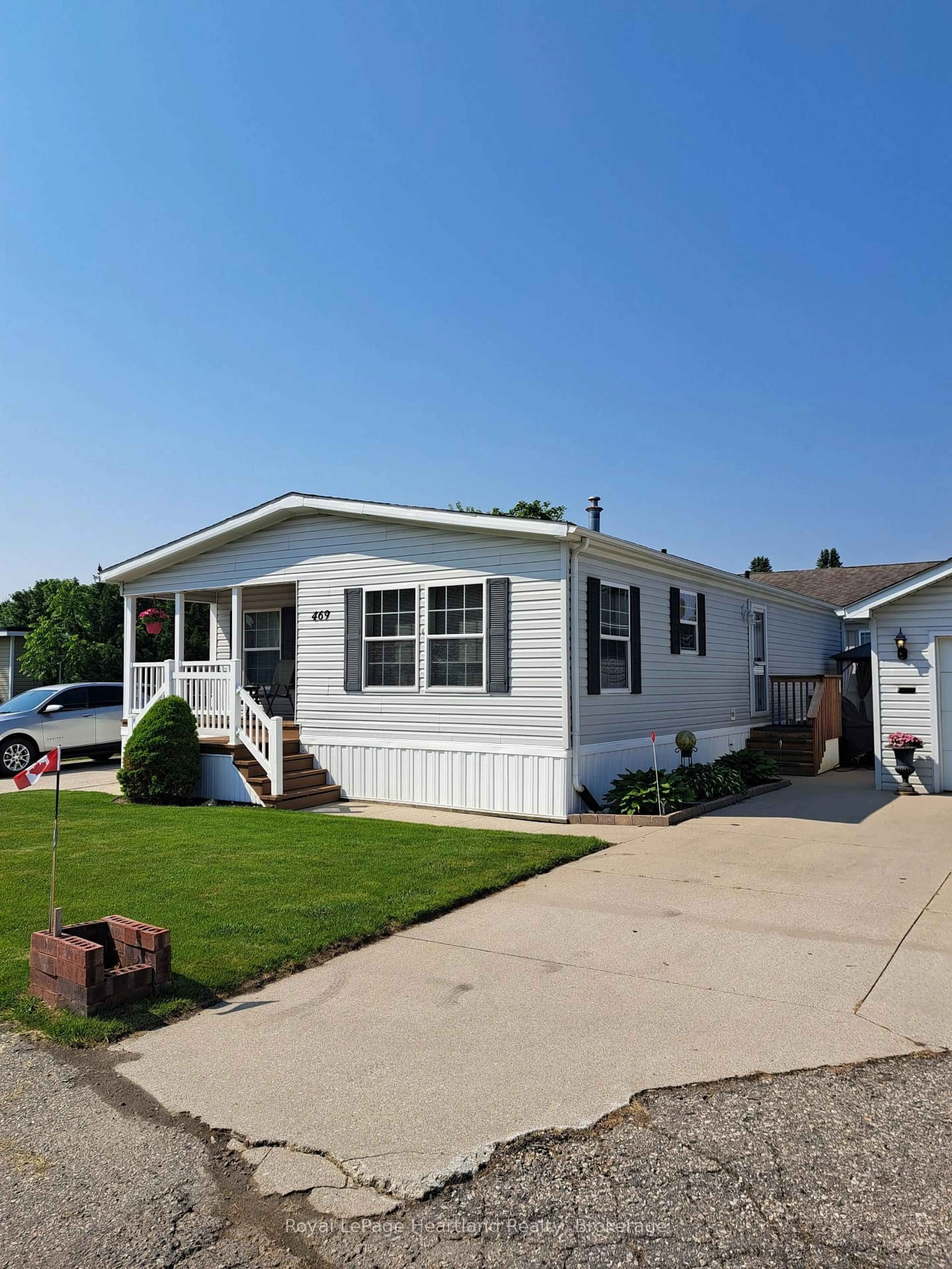 Home with vinyl exterior material, street for 469 Richard Cres, Strathroy Caradoc Ontario N7G 3P4