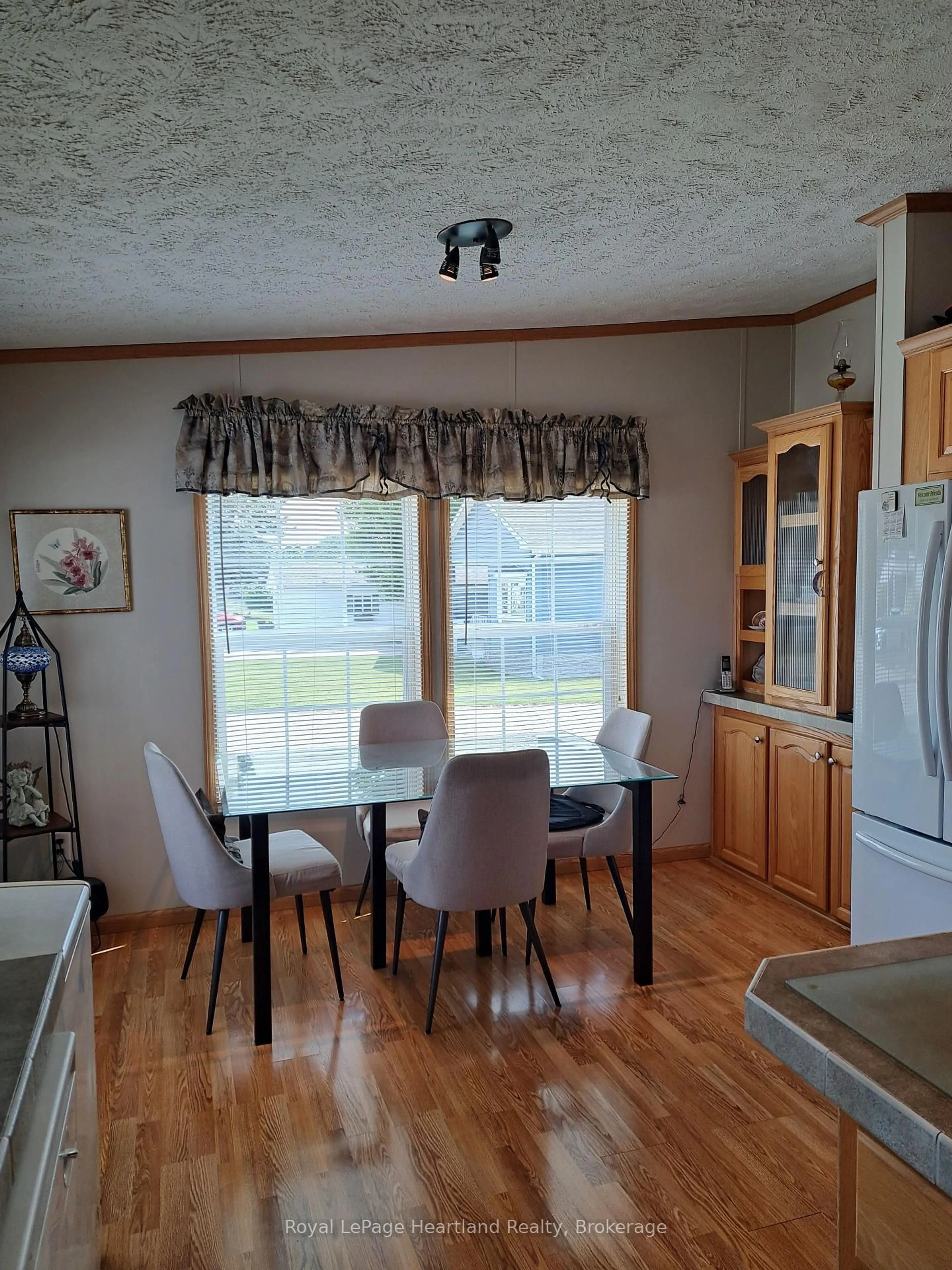 Dining room, wood/laminate floor for 469 Richard Cres, Strathroy Caradoc Ontario N7G 3P4