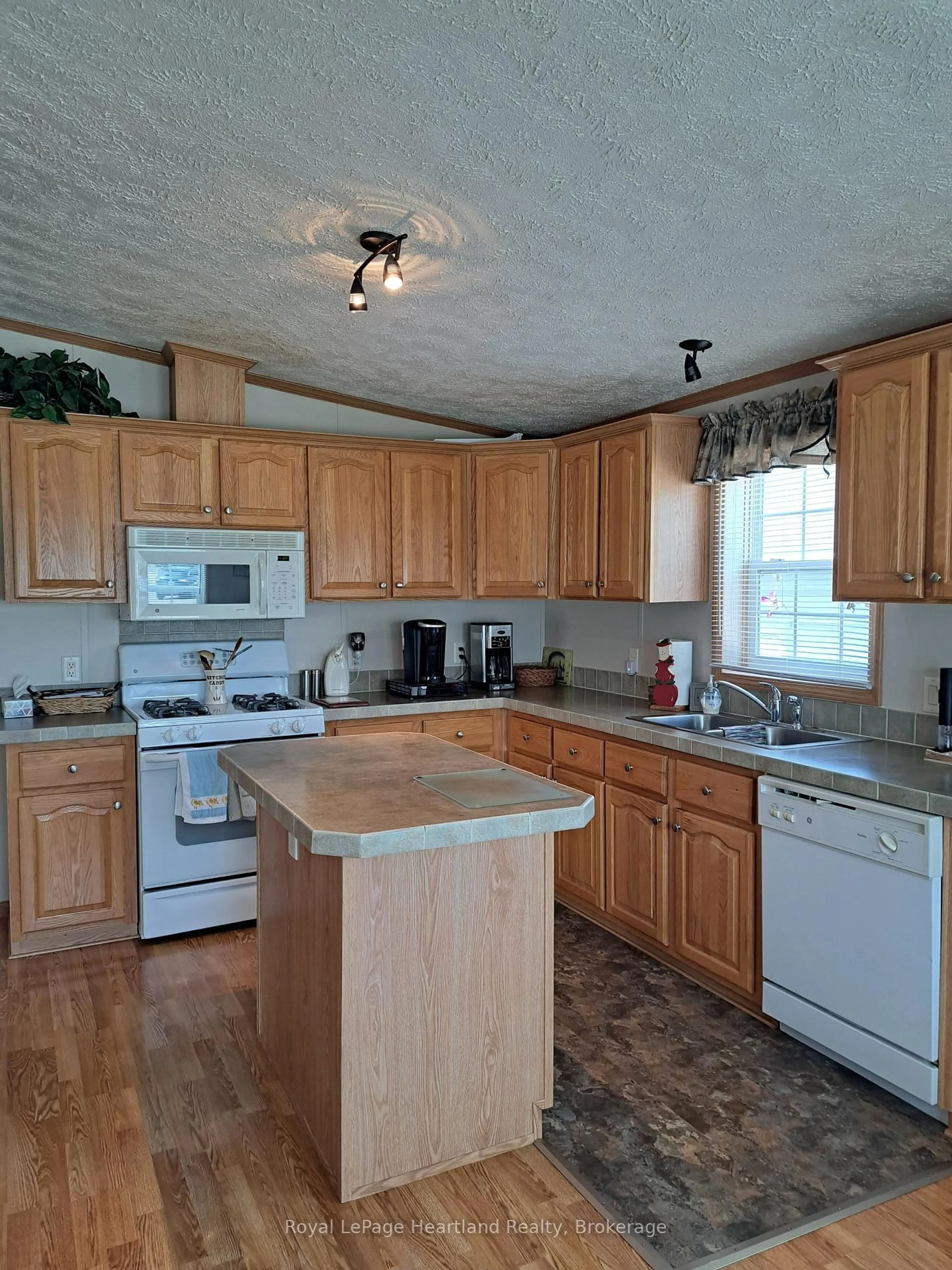 Standard kitchen, unknown for 469 Richard Cres, Strathroy Caradoc Ontario N7G 3P4