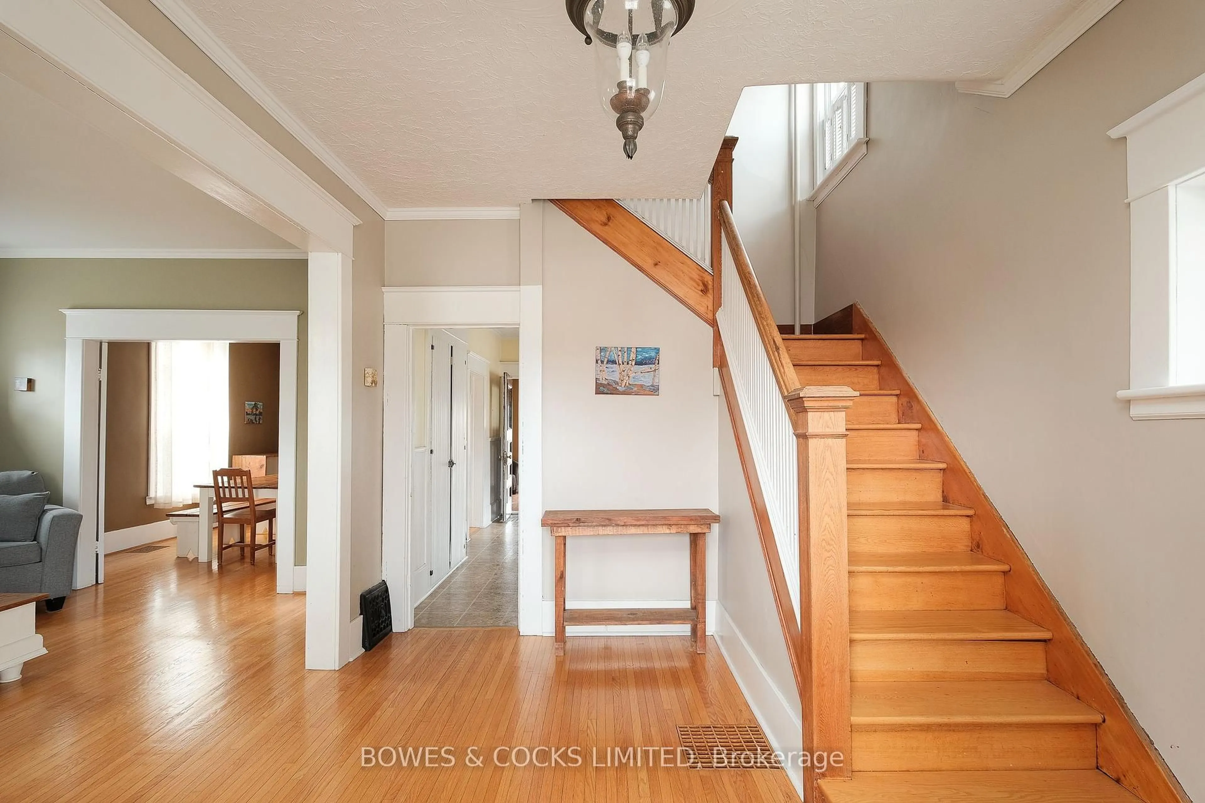 Indoor foyer for 562 Cameron St, Peterborough South Ontario K9J 3Z5