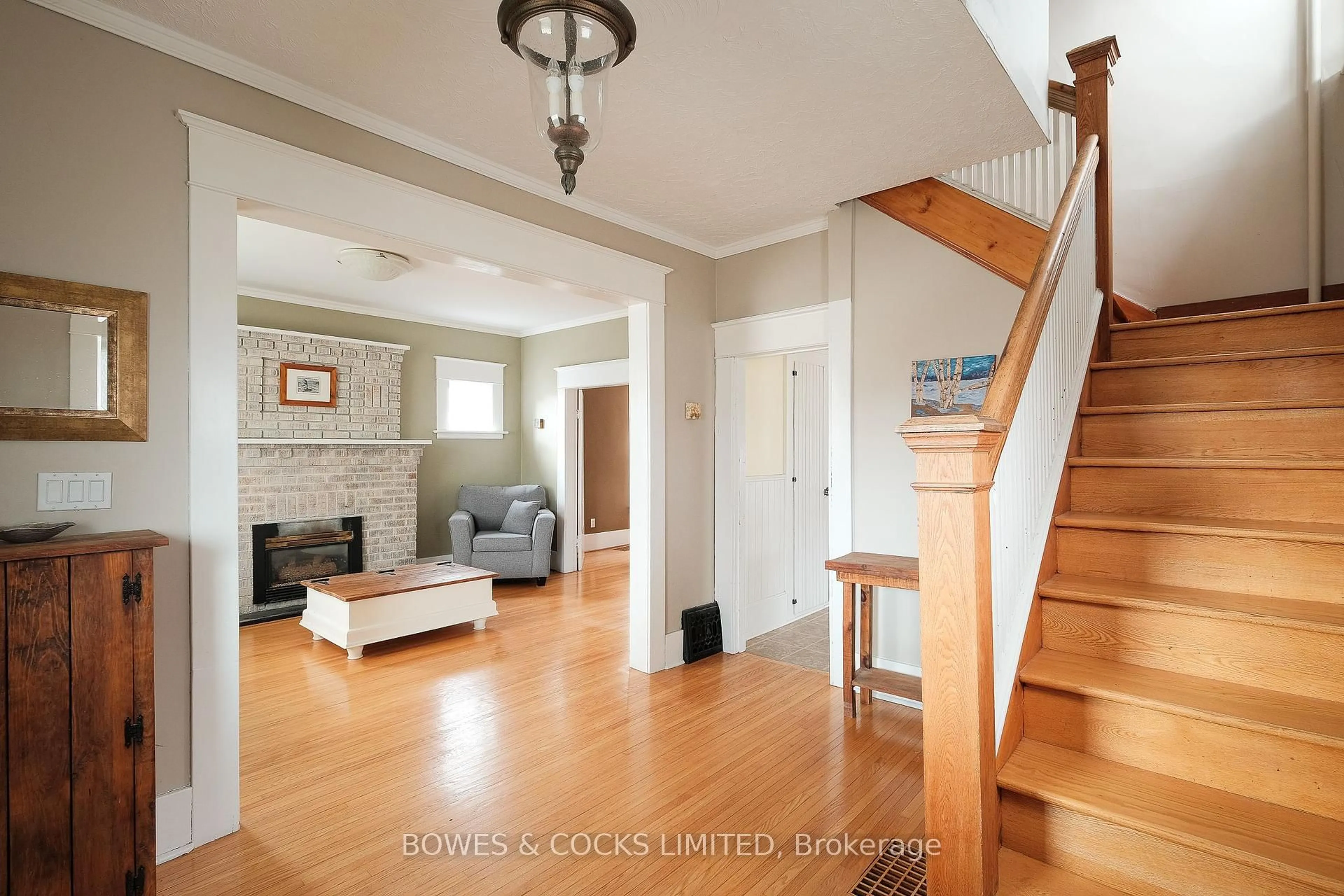 Indoor entryway for 562 Cameron St, Peterborough South Ontario K9J 3Z5
