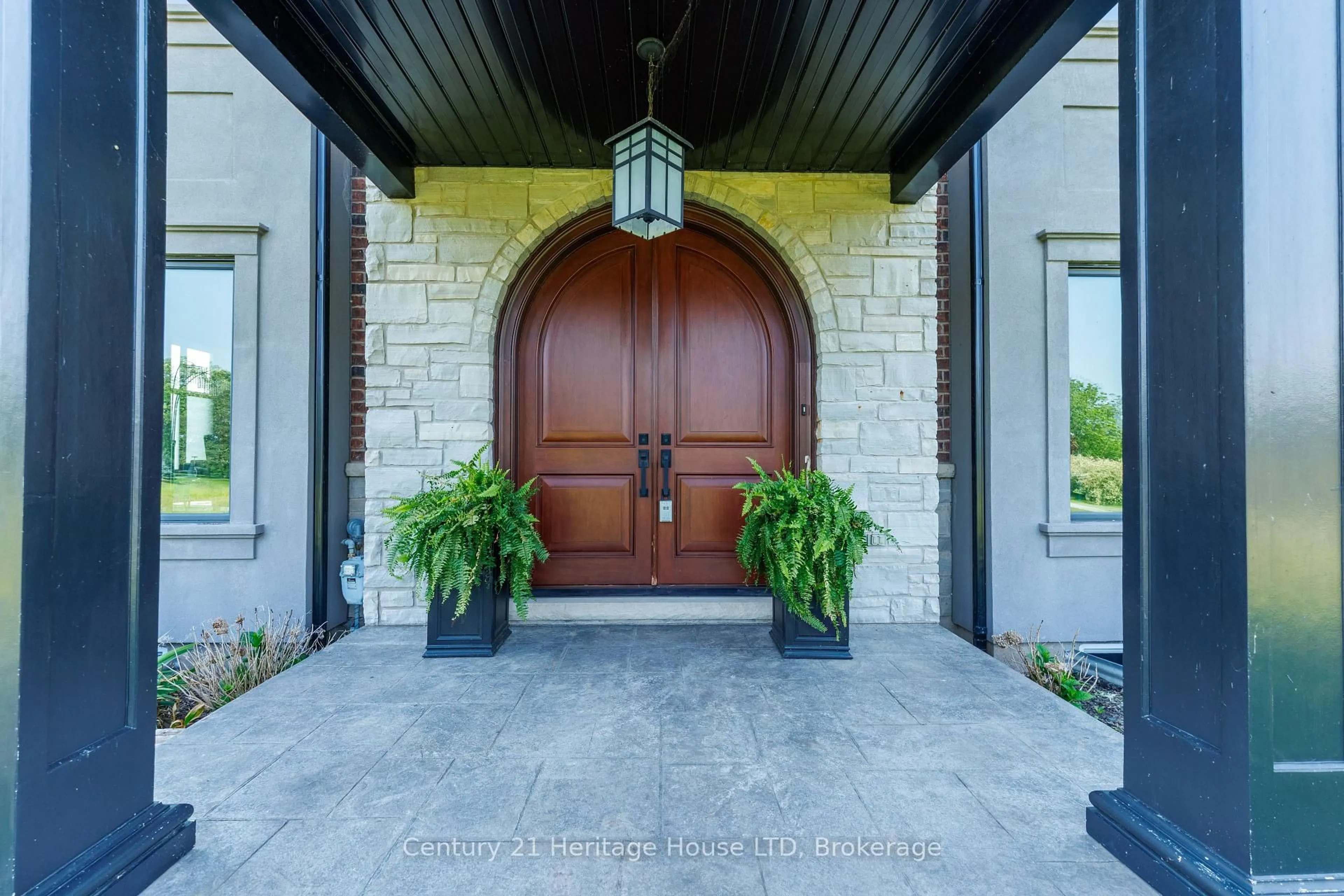 Indoor entryway for 12679 Niagara Pkwy, Niagara Falls Ontario L2E 6S6