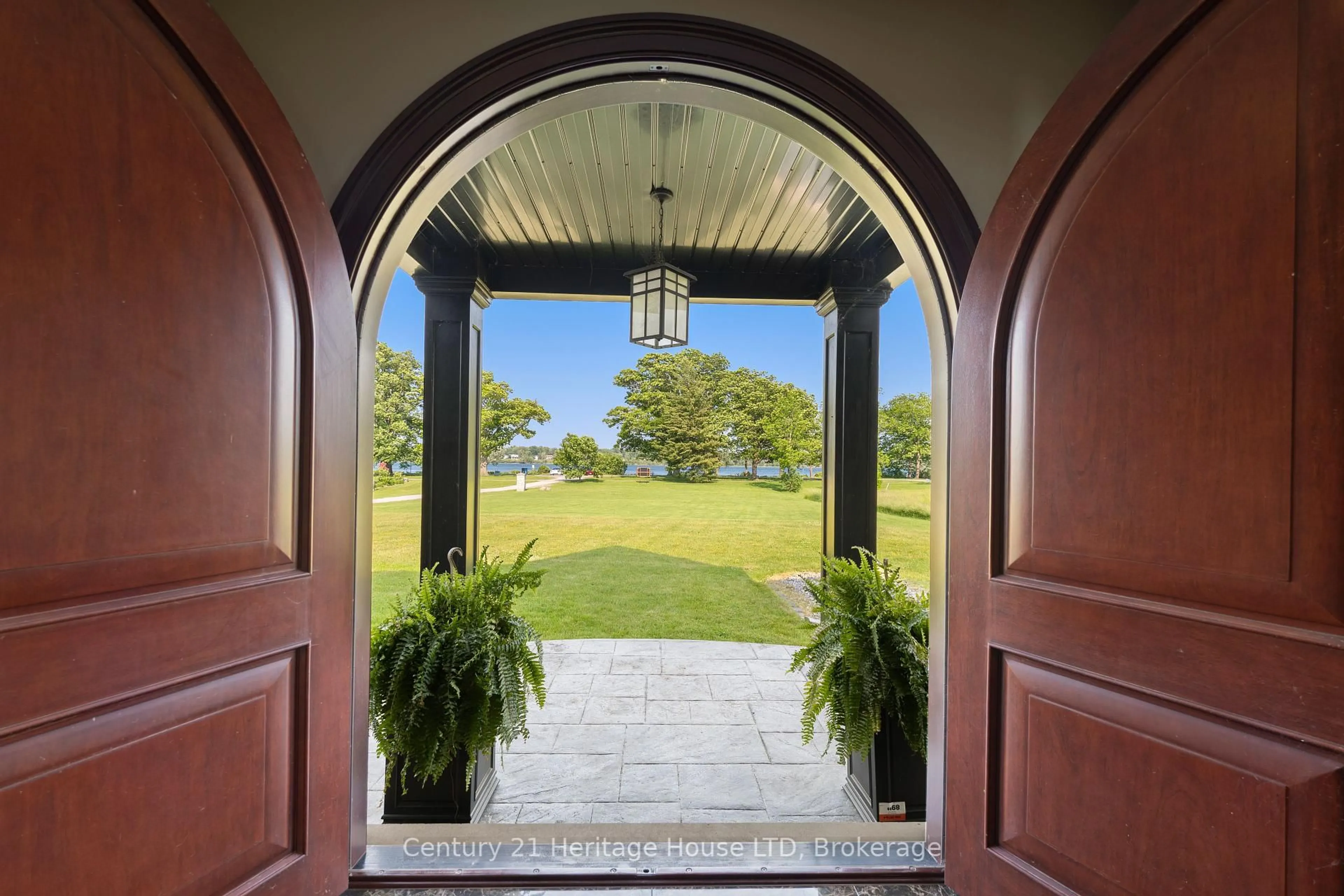 Indoor entryway for 12679 Niagara Pkwy, Niagara Falls Ontario L2E 6S6