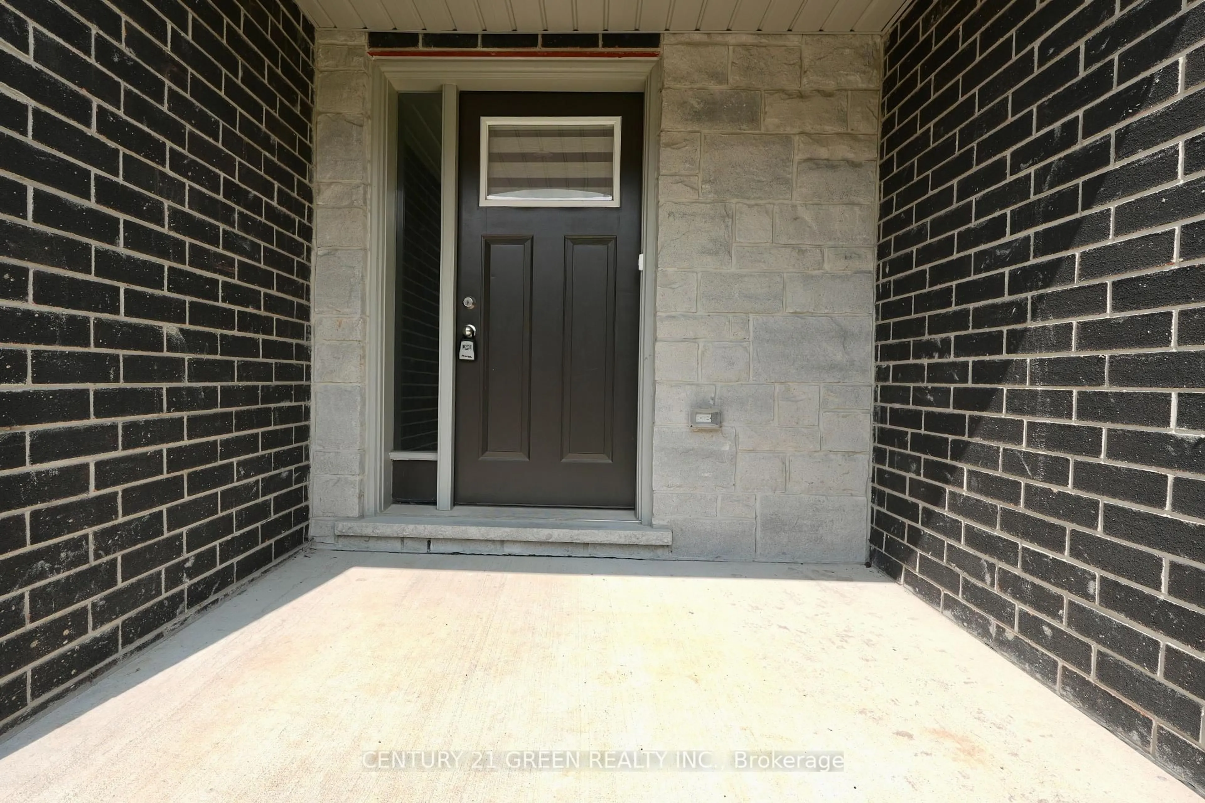 Indoor entryway for 18 West Mill St, North Dumfries Ontario N0B 1E0