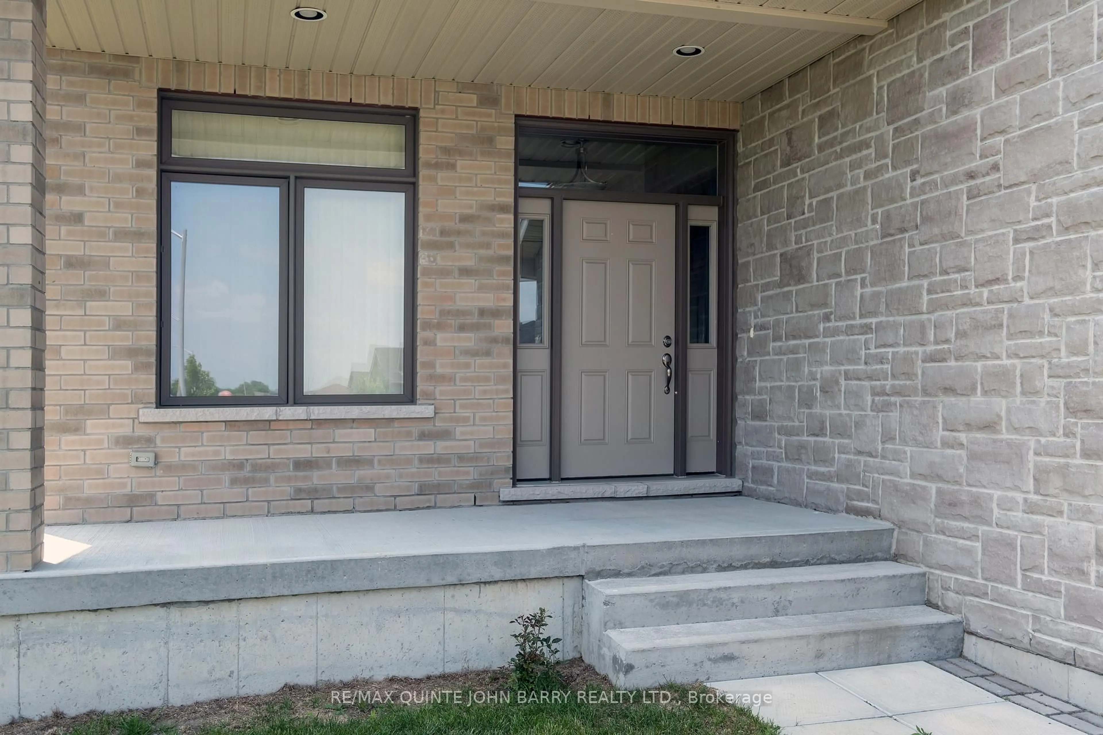 Indoor entryway for 49 Lanark Dr, Belleville Ontario K8N 0G8