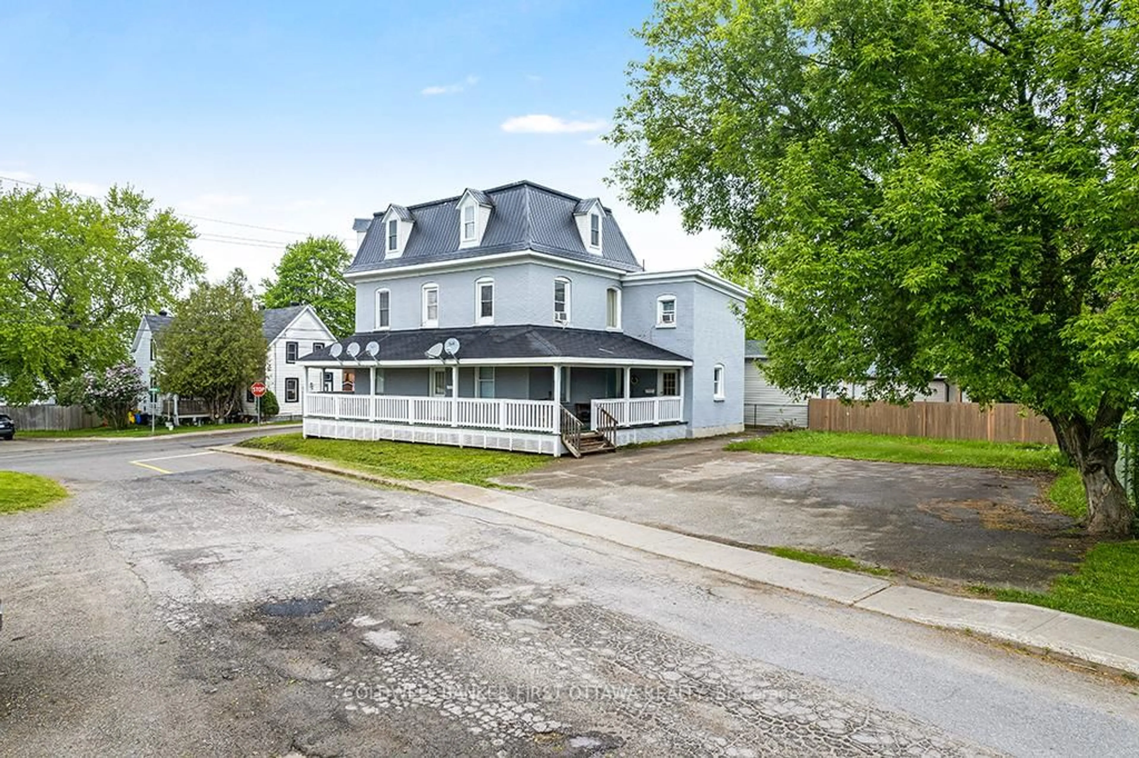 A pic from outside/outdoor area/front of a property/back of a property/a pic from drone, street for 151 Chambers St, Smiths Falls Ontario K7A 2Z5