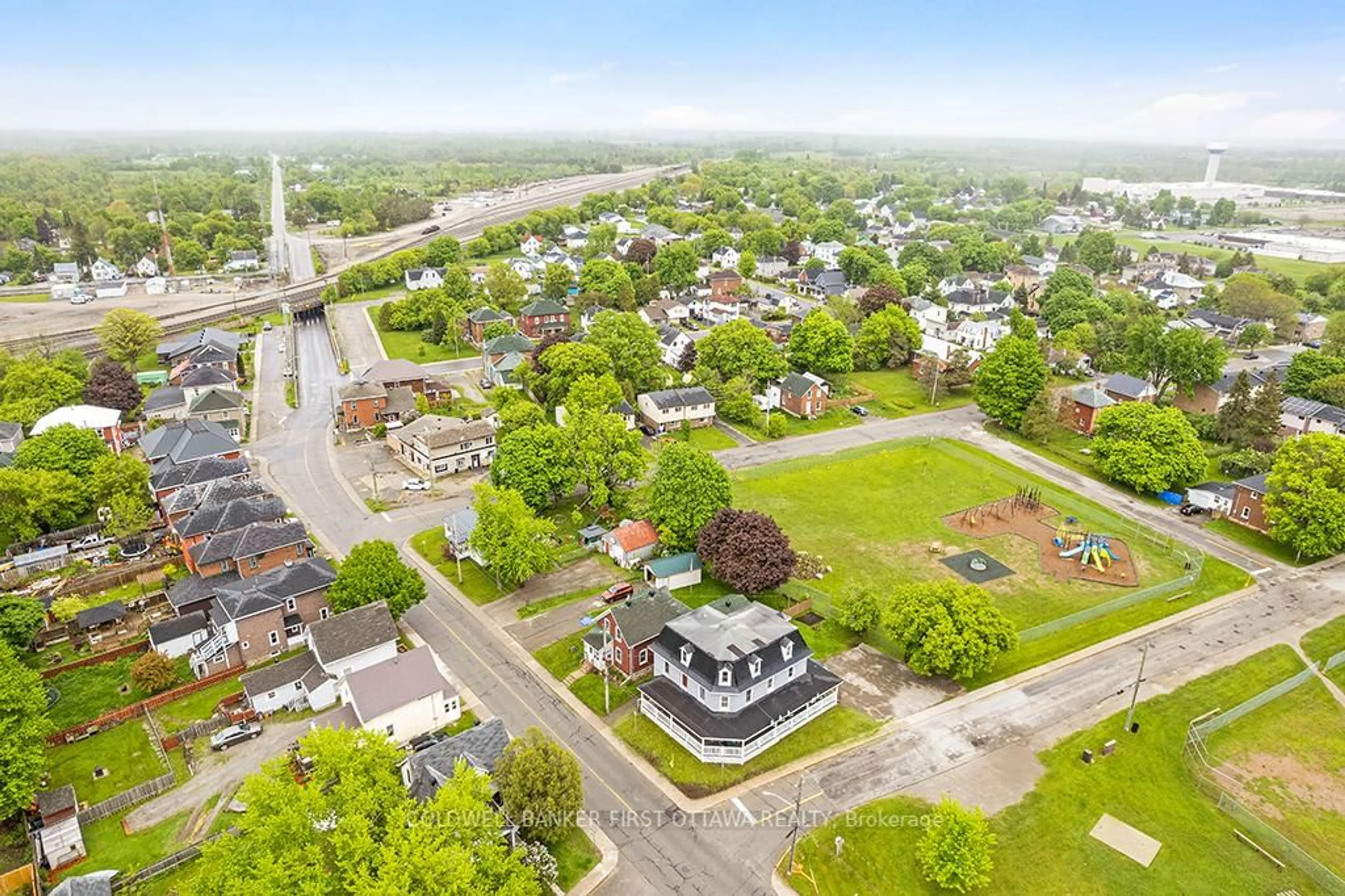 A pic from outside/outdoor area/front of a property/back of a property/a pic from drone, street for 151 Chambers St, Smiths Falls Ontario K7A 2Z5