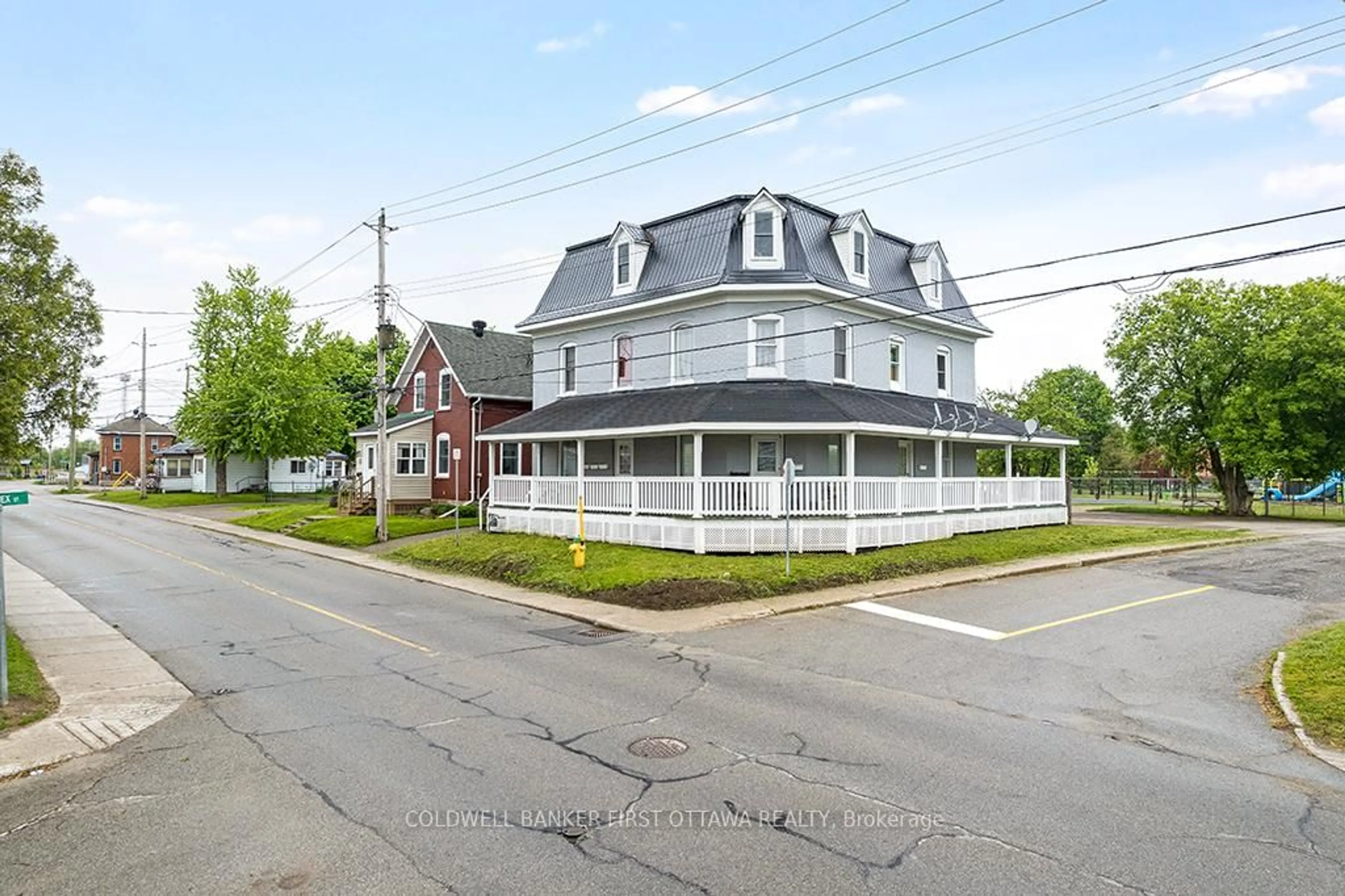 A pic from outside/outdoor area/front of a property/back of a property/a pic from drone, street for 151 Chambers St, Smiths Falls Ontario K7A 2Z5