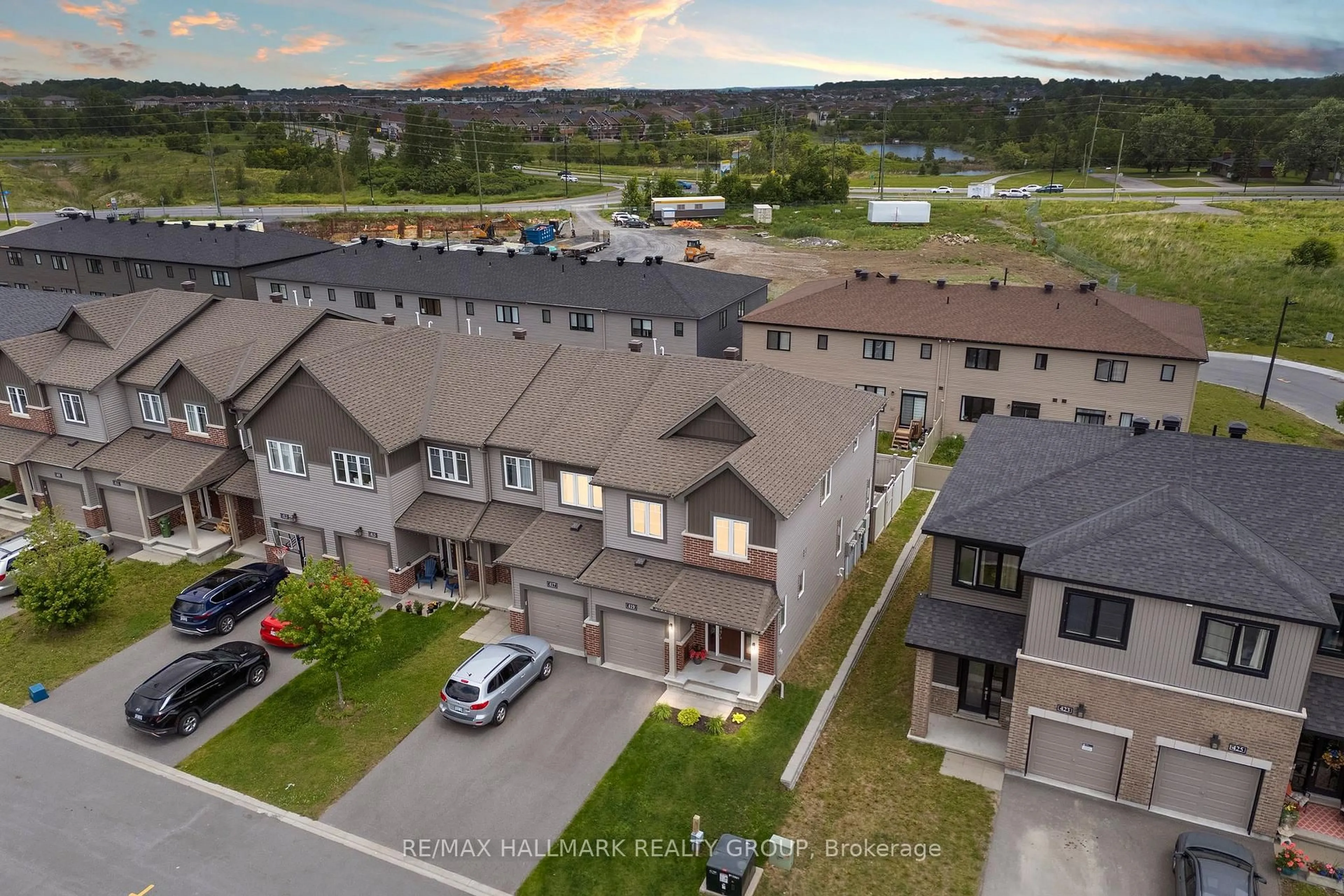 A pic from outside/outdoor area/front of a property/back of a property/a pic from drone, mountain view for 419 Kayak St, Ottawa Ontario K2J 6P2