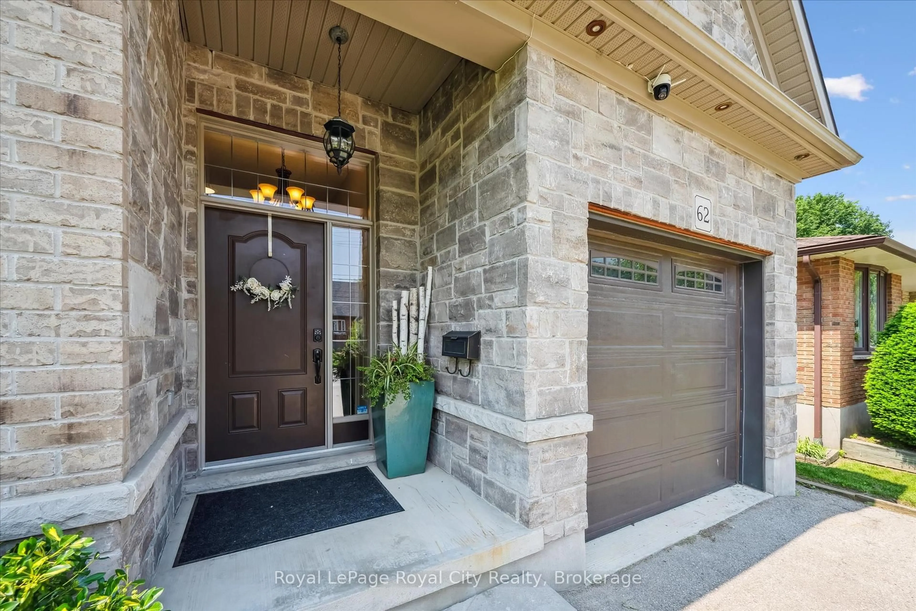 Indoor entryway for 62 Alma St, Guelph Ontario N1H 5X1