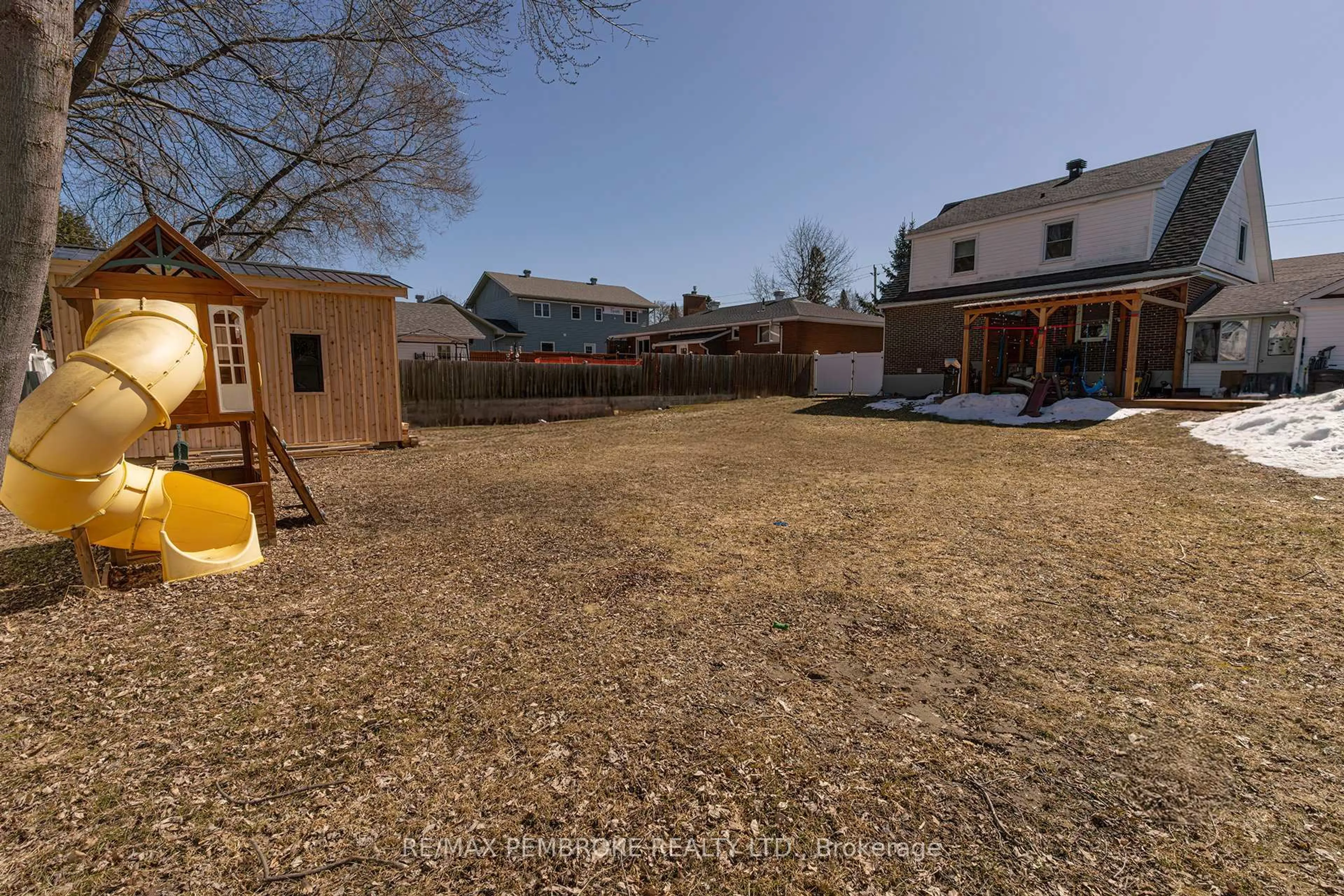 Unknown for 181 Morris St, Pembroke Ontario K8A 2L1