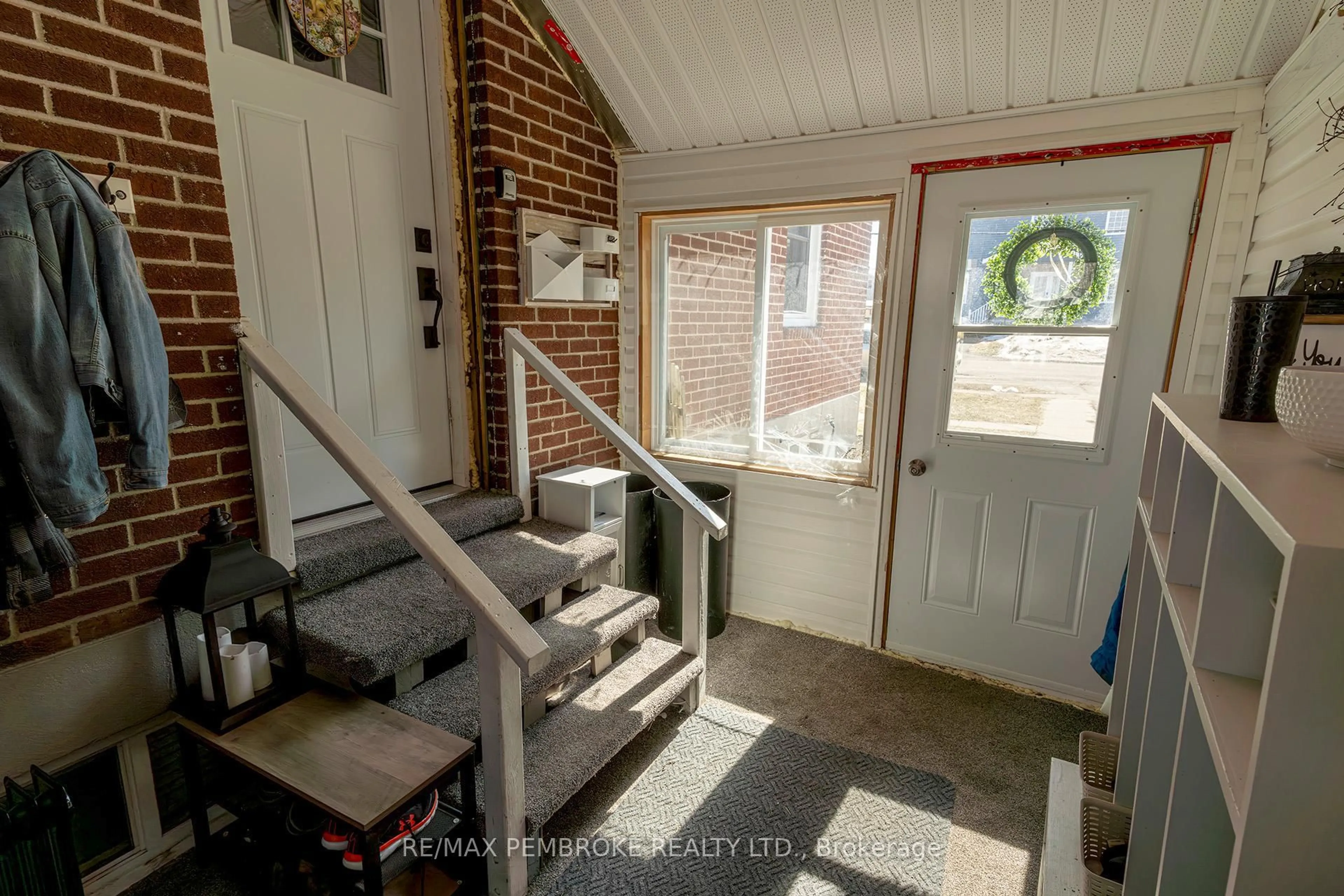 Indoor entryway for 181 Morris St, Pembroke Ontario K8A 2L1