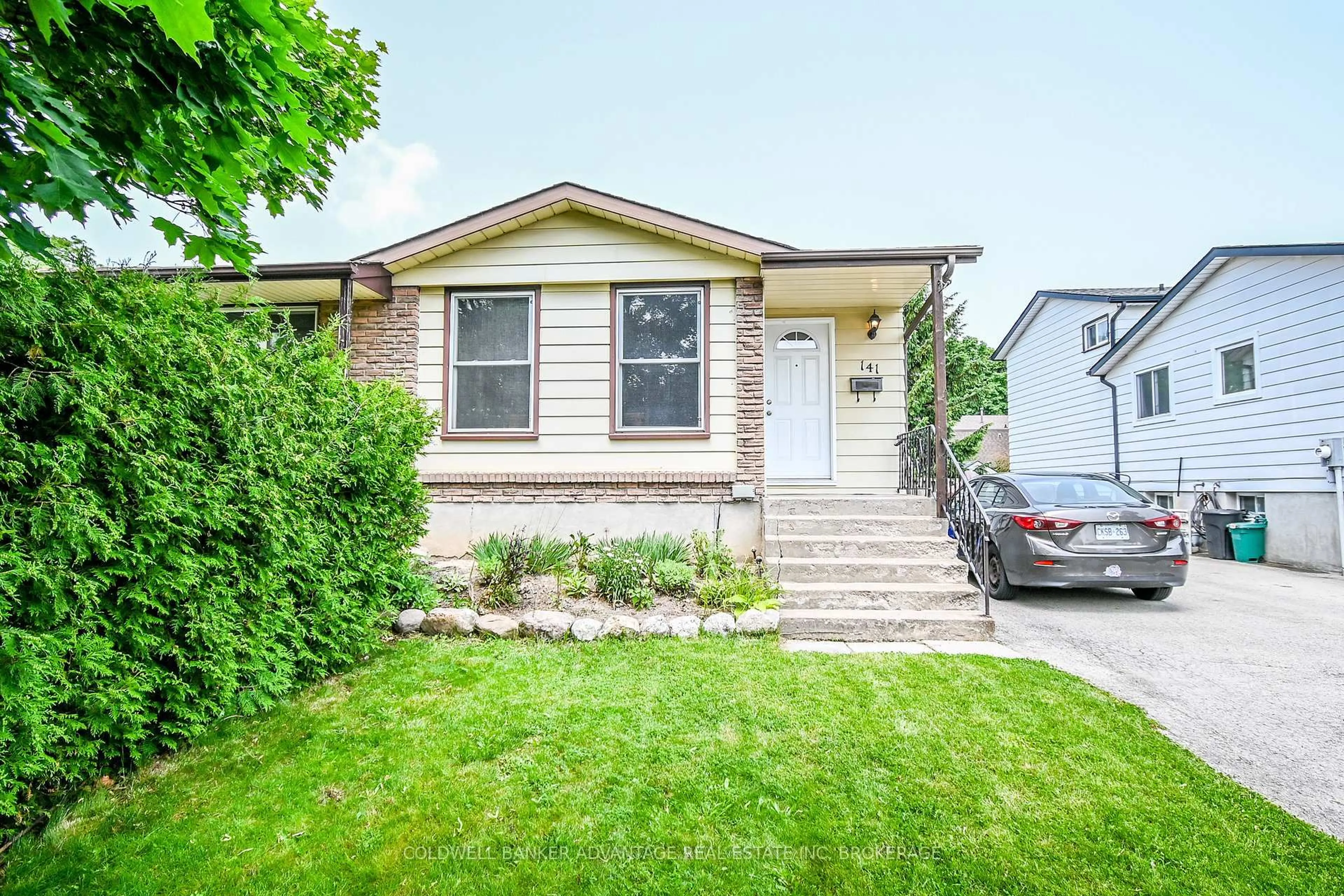Home with vinyl exterior material, street for 141 Linwell Rd, St. Catharines Ontario L2N 6H2