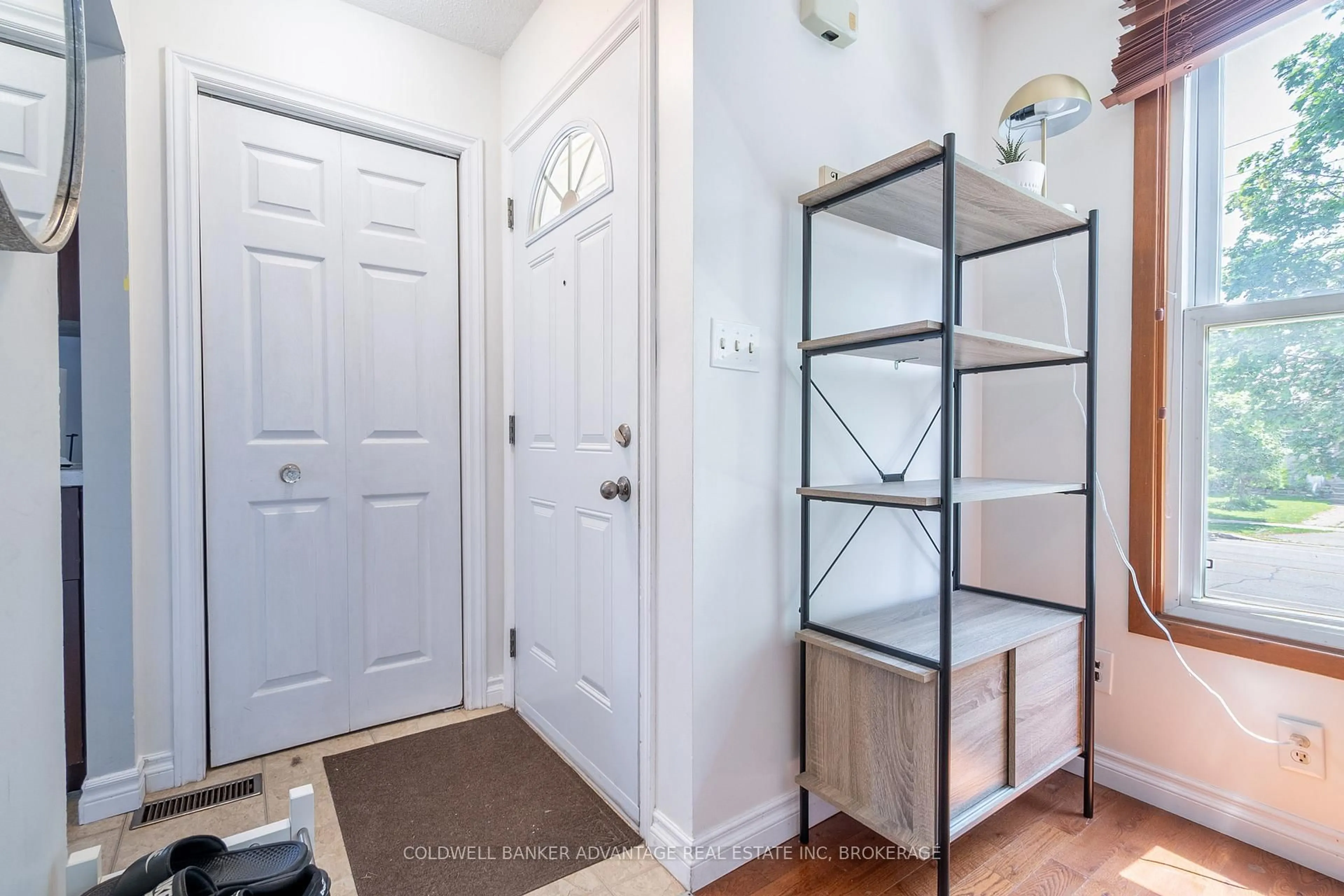 Indoor entryway for 141 Linwell Rd, St. Catharines Ontario L2N 6H2