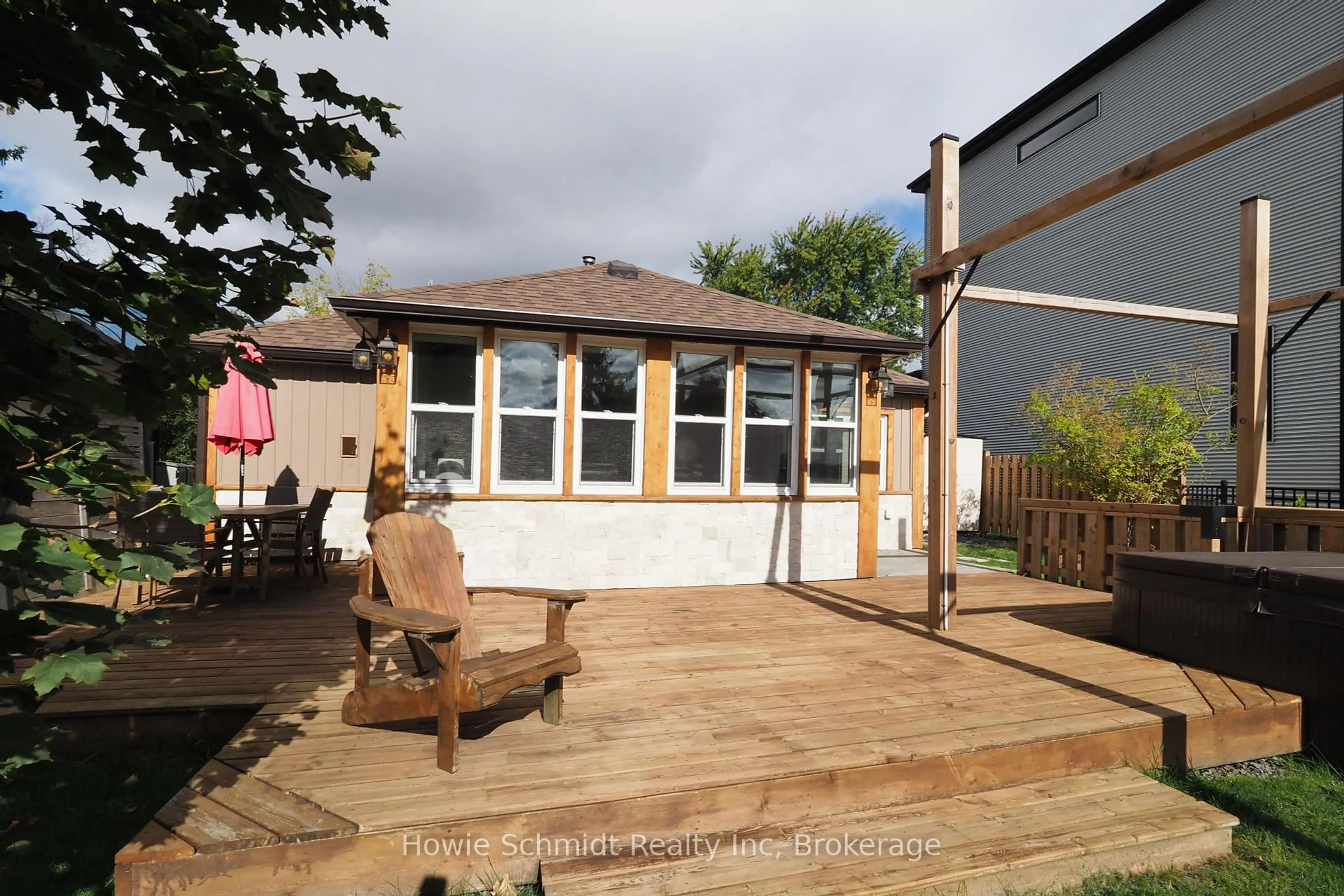 Patio, street for 50 Holly Tr, Puslinch Ontario N3C 2V4