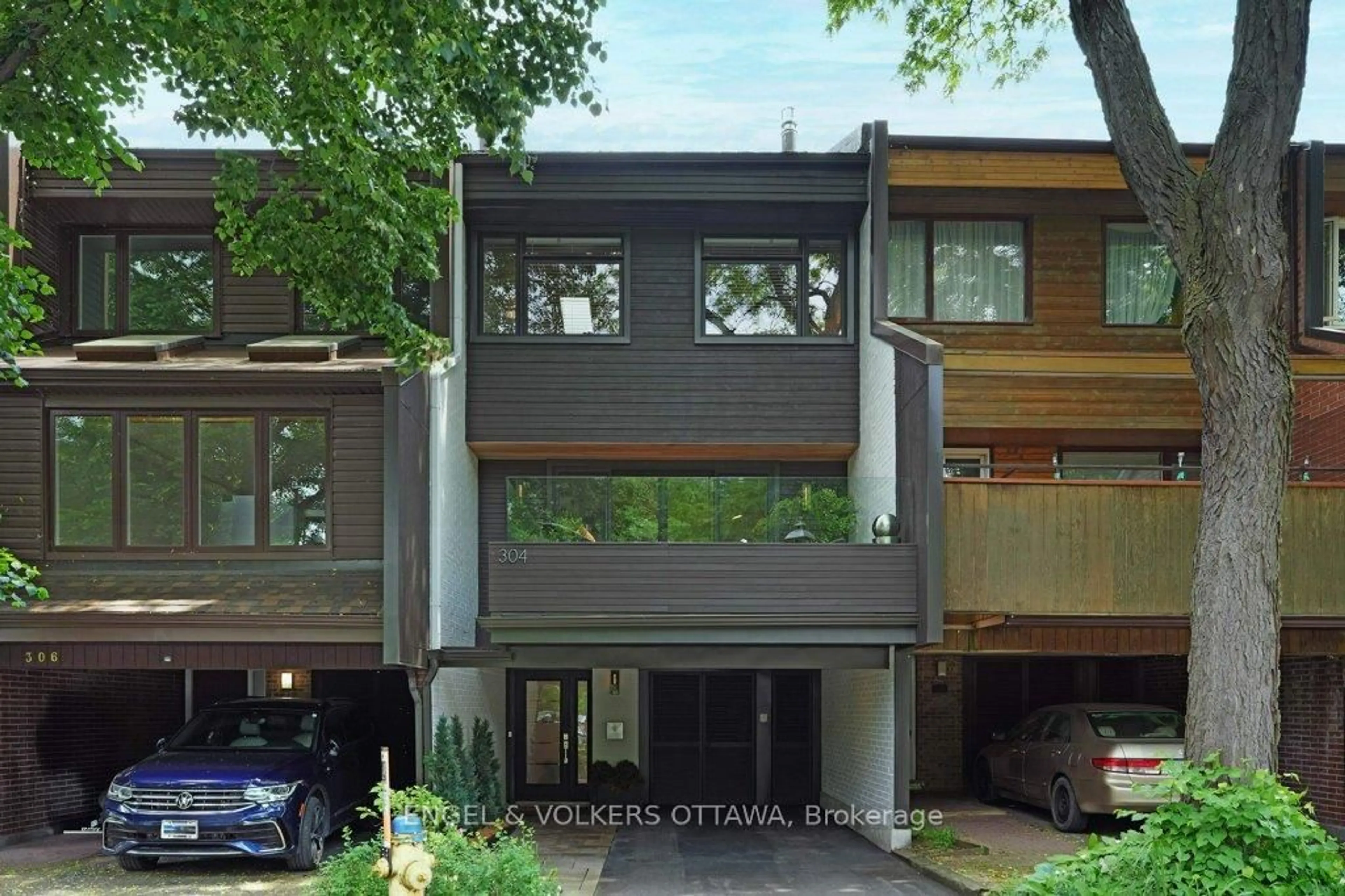 Home with vinyl exterior material, street for 304 CATHCART St, Ottawa Ontario K1N 5C4