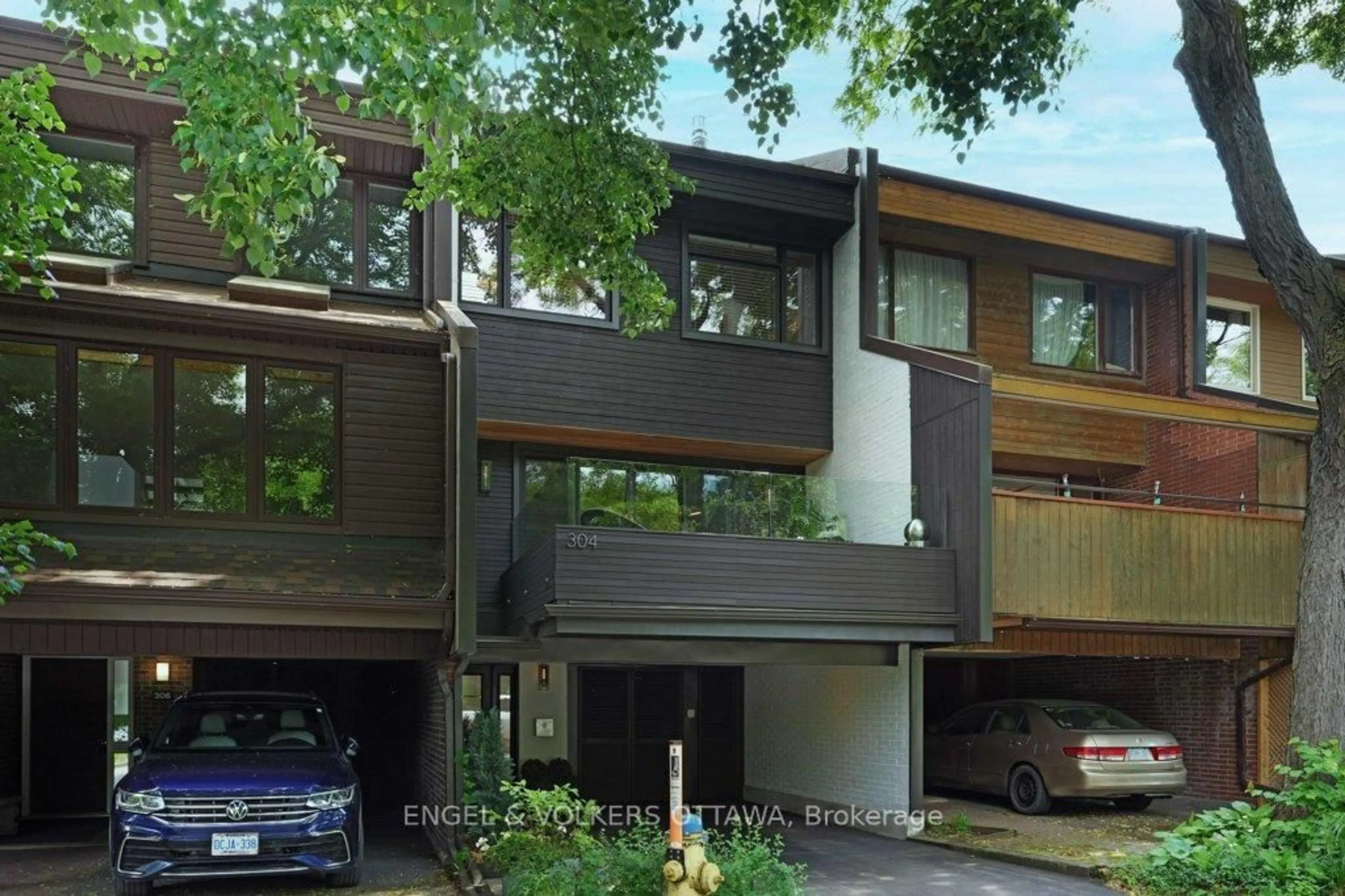 Home with vinyl exterior material, street for 304 CATHCART St, Ottawa Ontario K1N 5C4