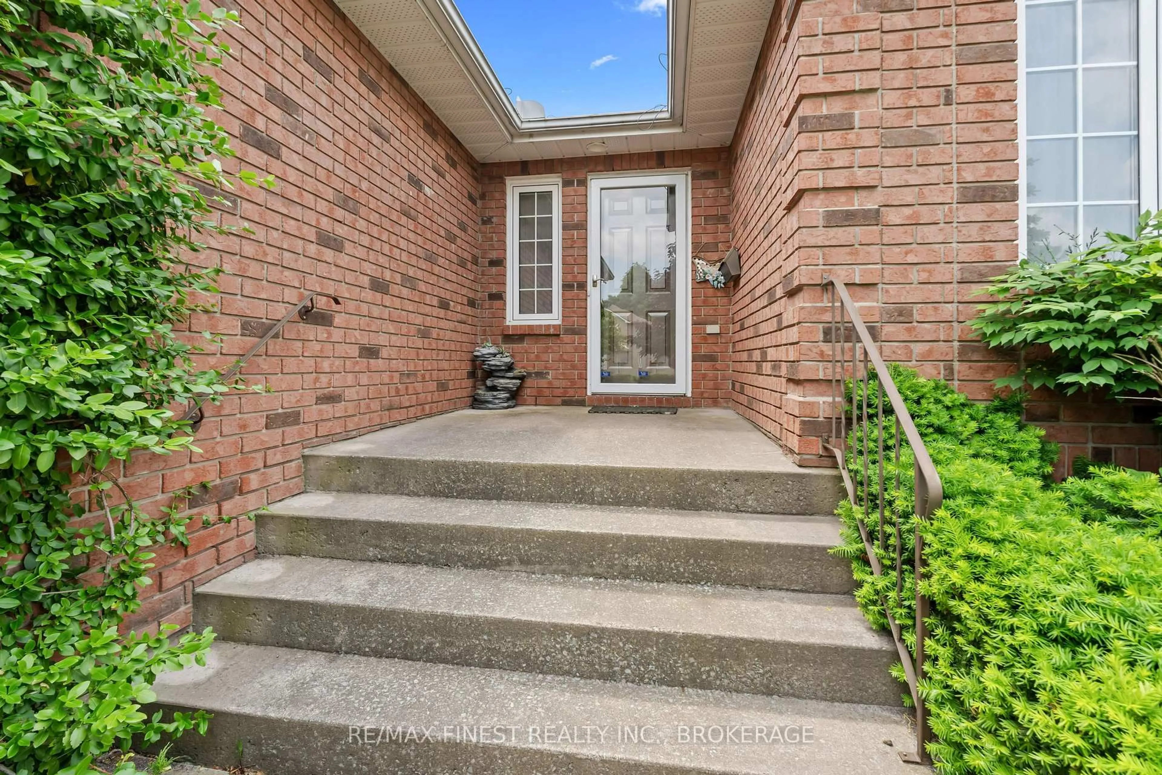 Unknown for 826 Marsh Cres, Kingston Ontario K7P 2R2