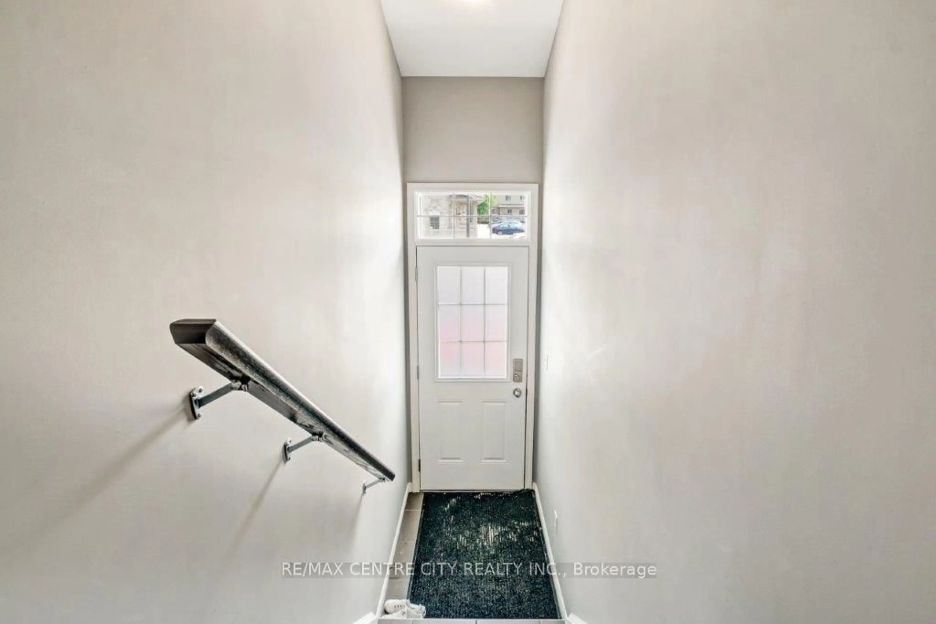 Indoor entryway for 3200 SINGLETON Ave #71, London South Ontario N6L 0C7