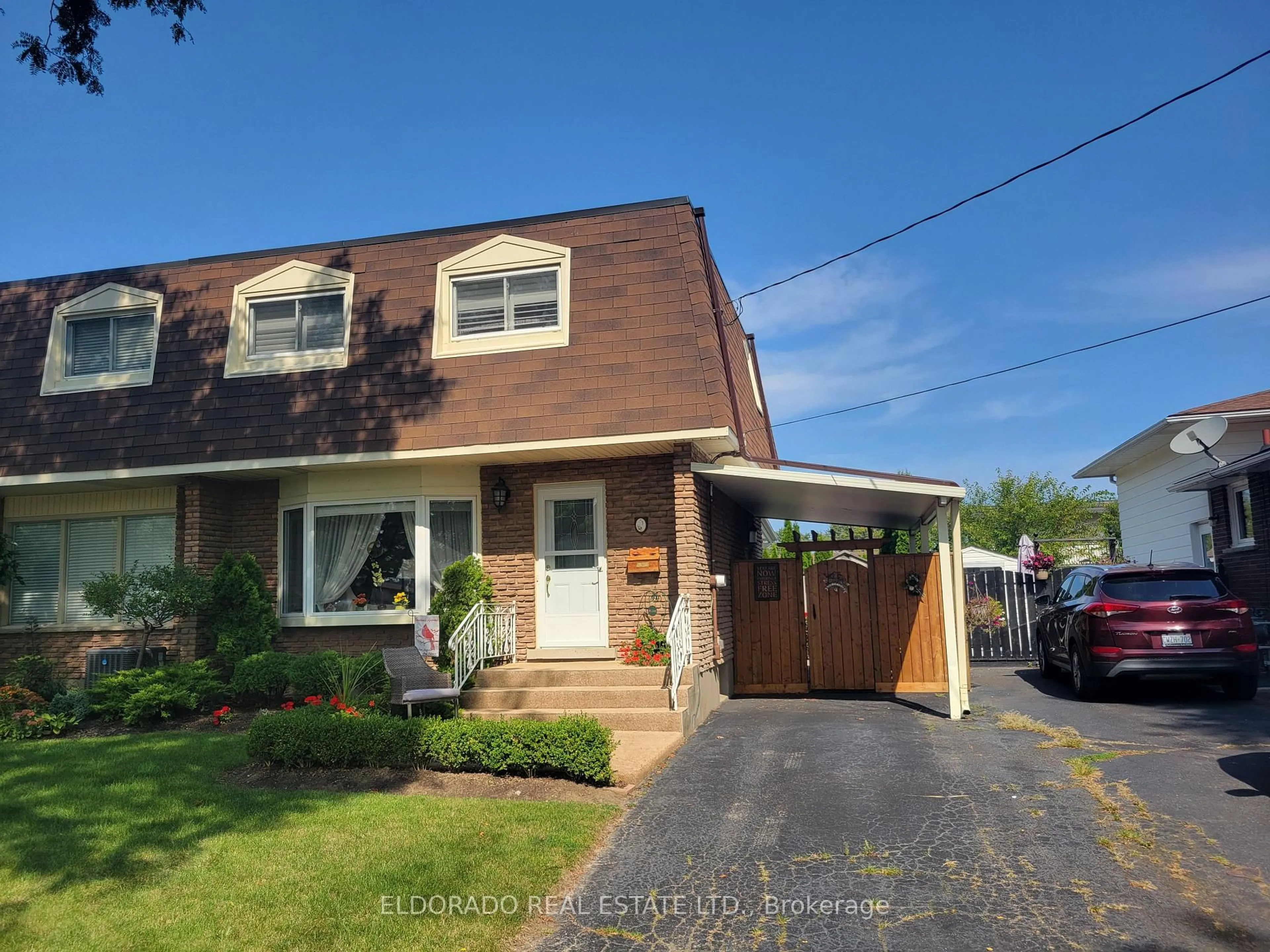 Home with vinyl exterior material, street for 3 Black Knight Rd, St. Catharines Ontario L2N 3B9
