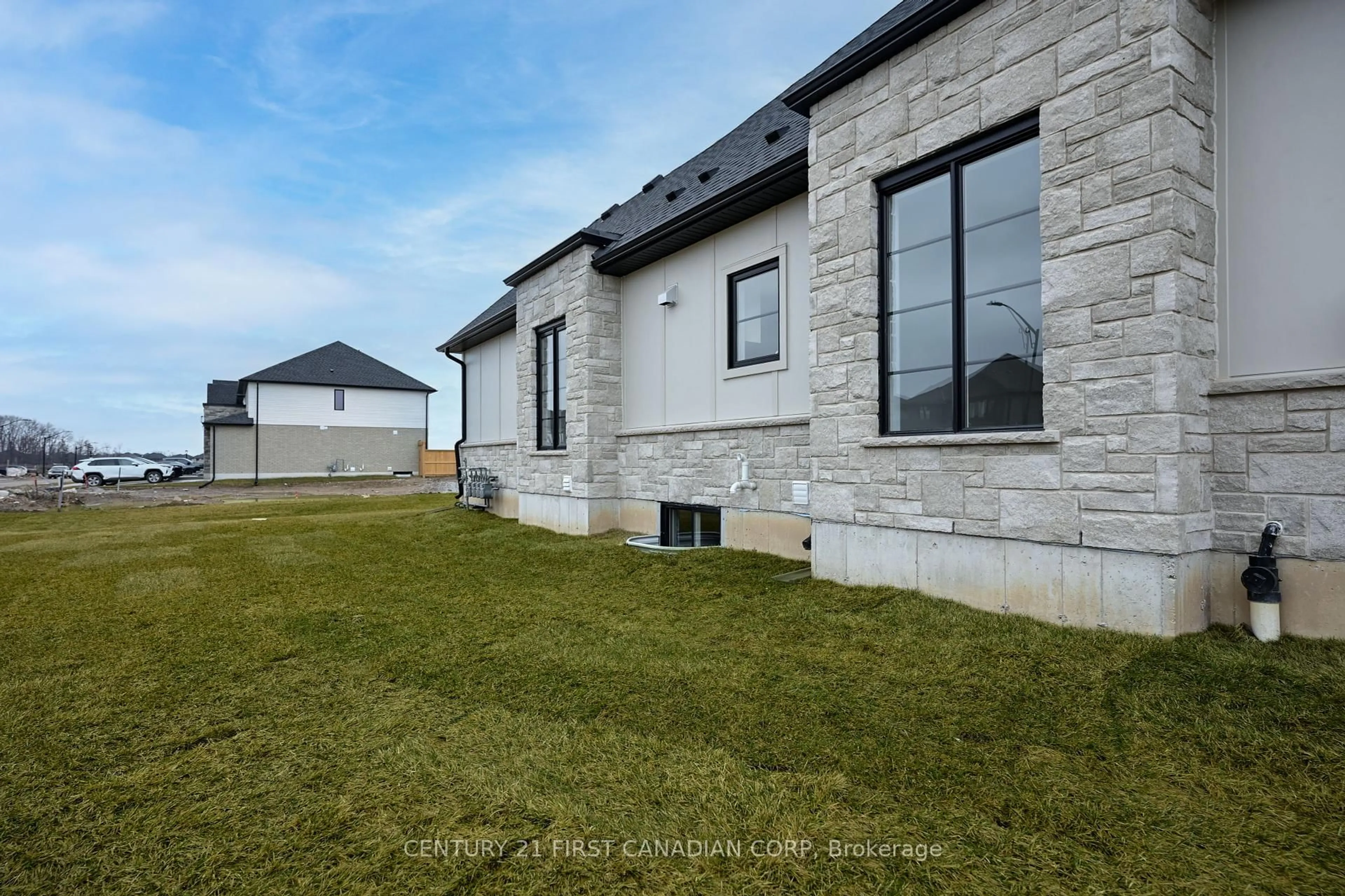 A pic from outside/outdoor area/front of a property/back of a property/a pic from drone, unknown for 6694 Hayward Dr, London South Ontario N6P 0H7