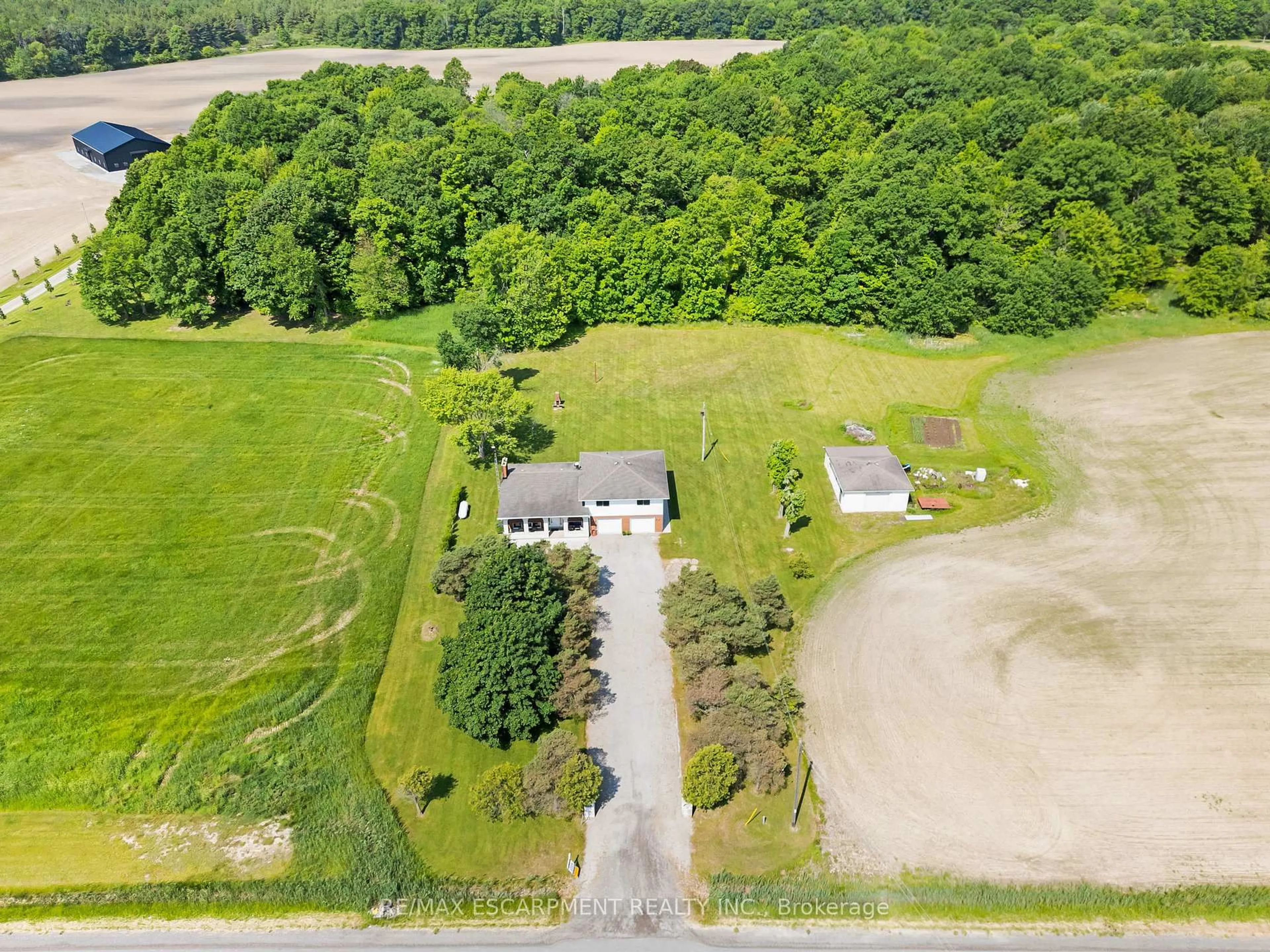 A pic from outside/outdoor area/front of a property/back of a property/a pic from drone, unknown for 1340 Regional Rd 24, Pelham Ontario L0S 1C0