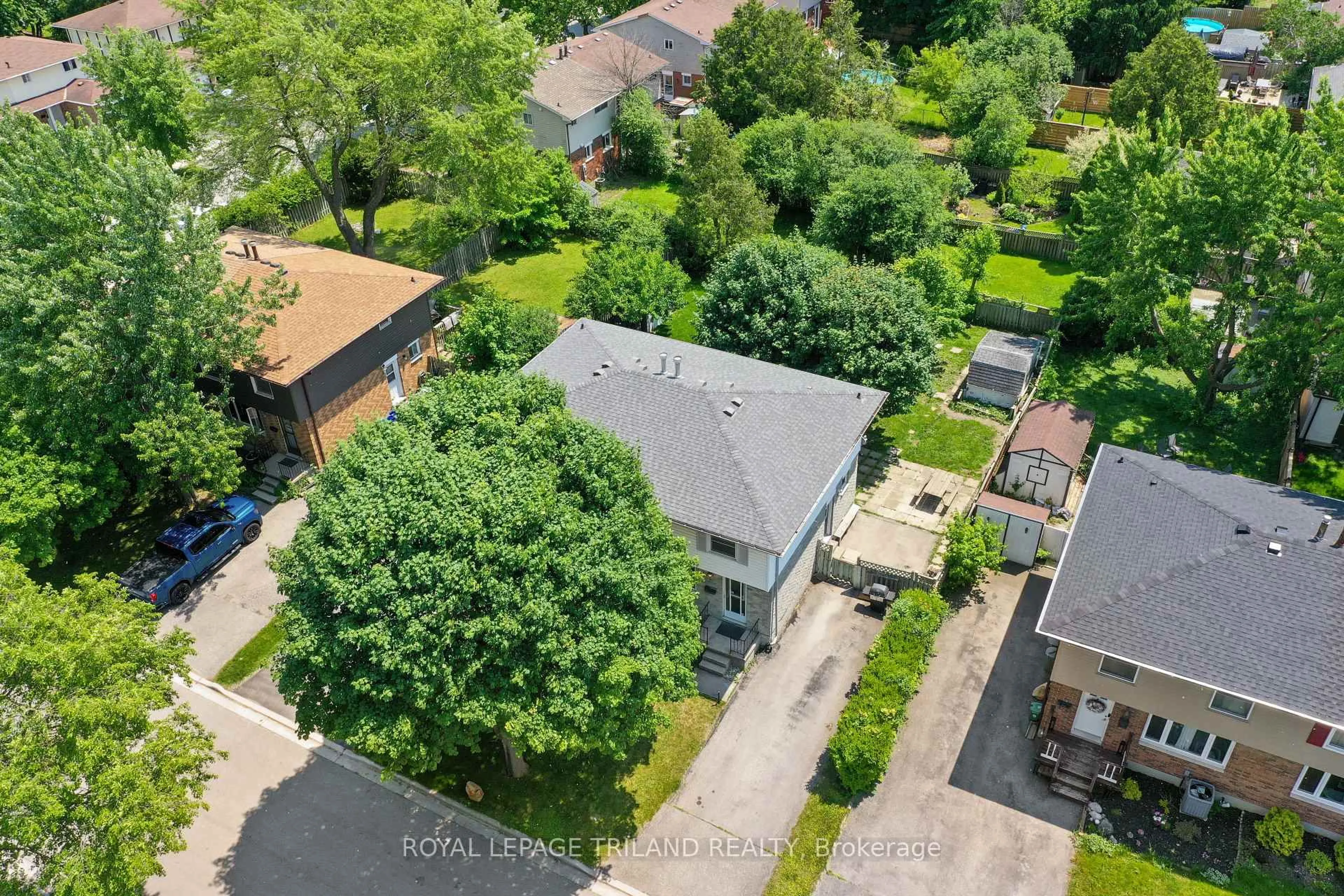 A pic from outside/outdoor area/front of a property/back of a property/a pic from drone, street for 59 AUGUSTA Cres, London South Ontario N6E 2C9
